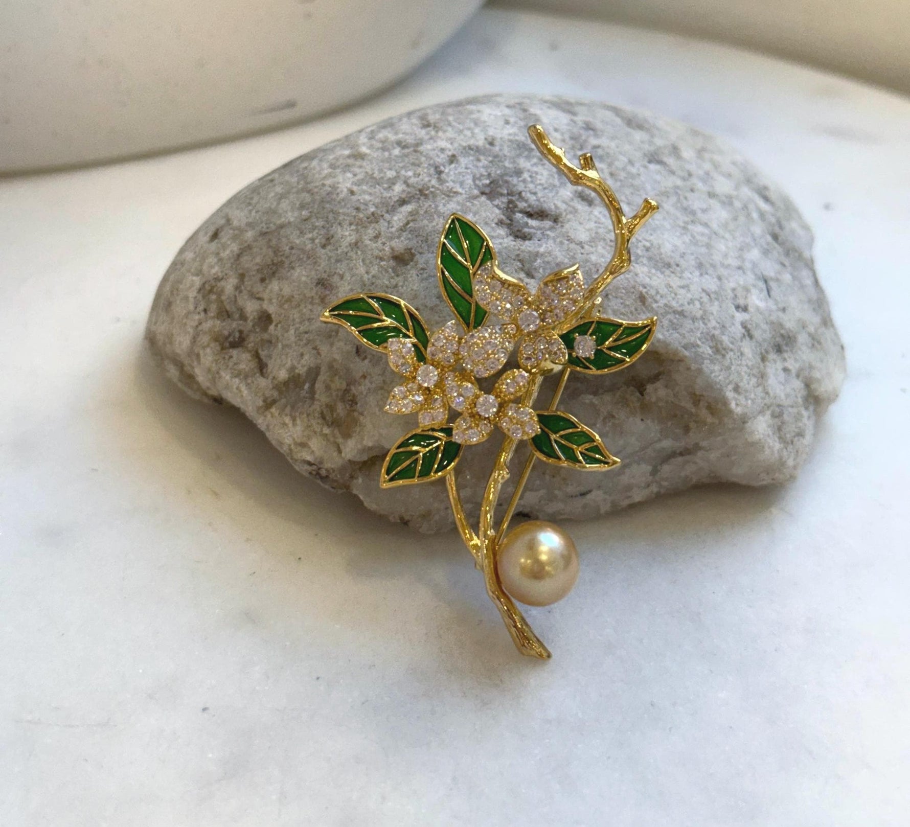 Elly’s Edison Golden pearl Floral brooch: Extreme luster mirrored,9.4mm,4.1x6.2cm. Pearl jewelry idea, gift for her