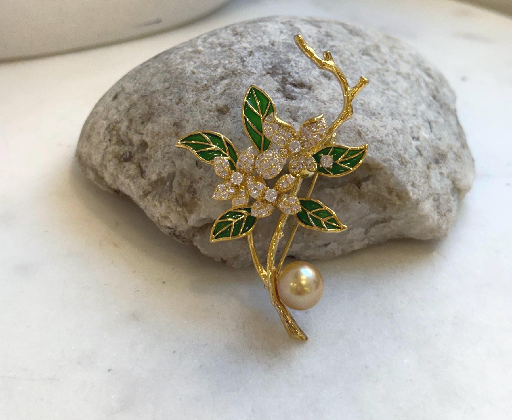 Elly’s Edison Golden pearl Floral brooch: Extreme luster mirrored,9.4mm,4.1x6.2cm. Pearl jewelry idea
