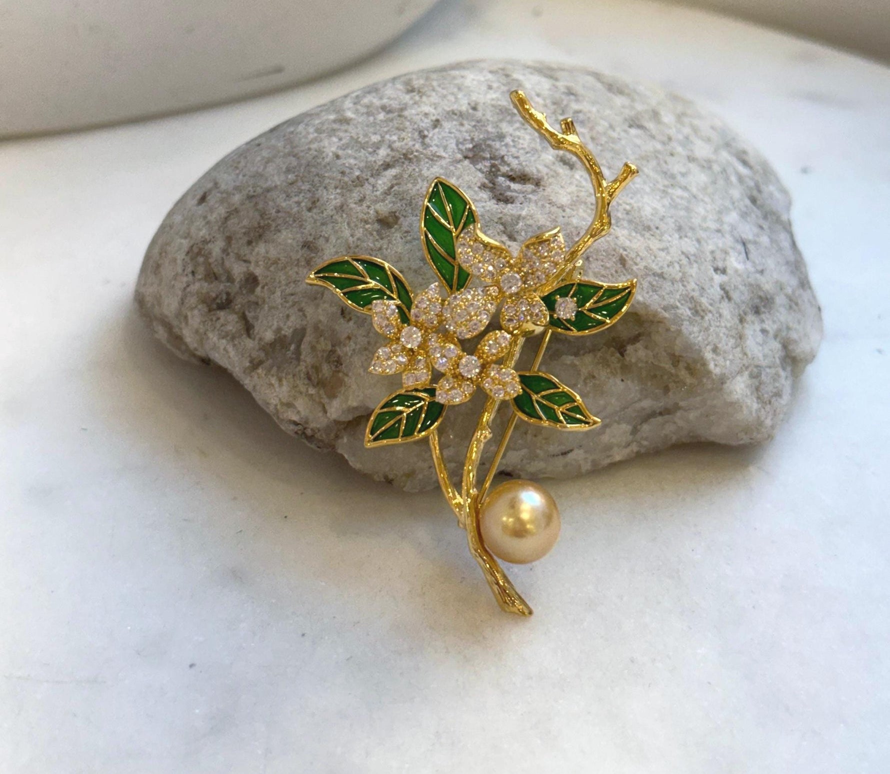 Elly’s Edison Golden pearl Floral brooch: Extreme luster mirrored,9.4mm,4.1x6.2cm. Pearl jewelry idea