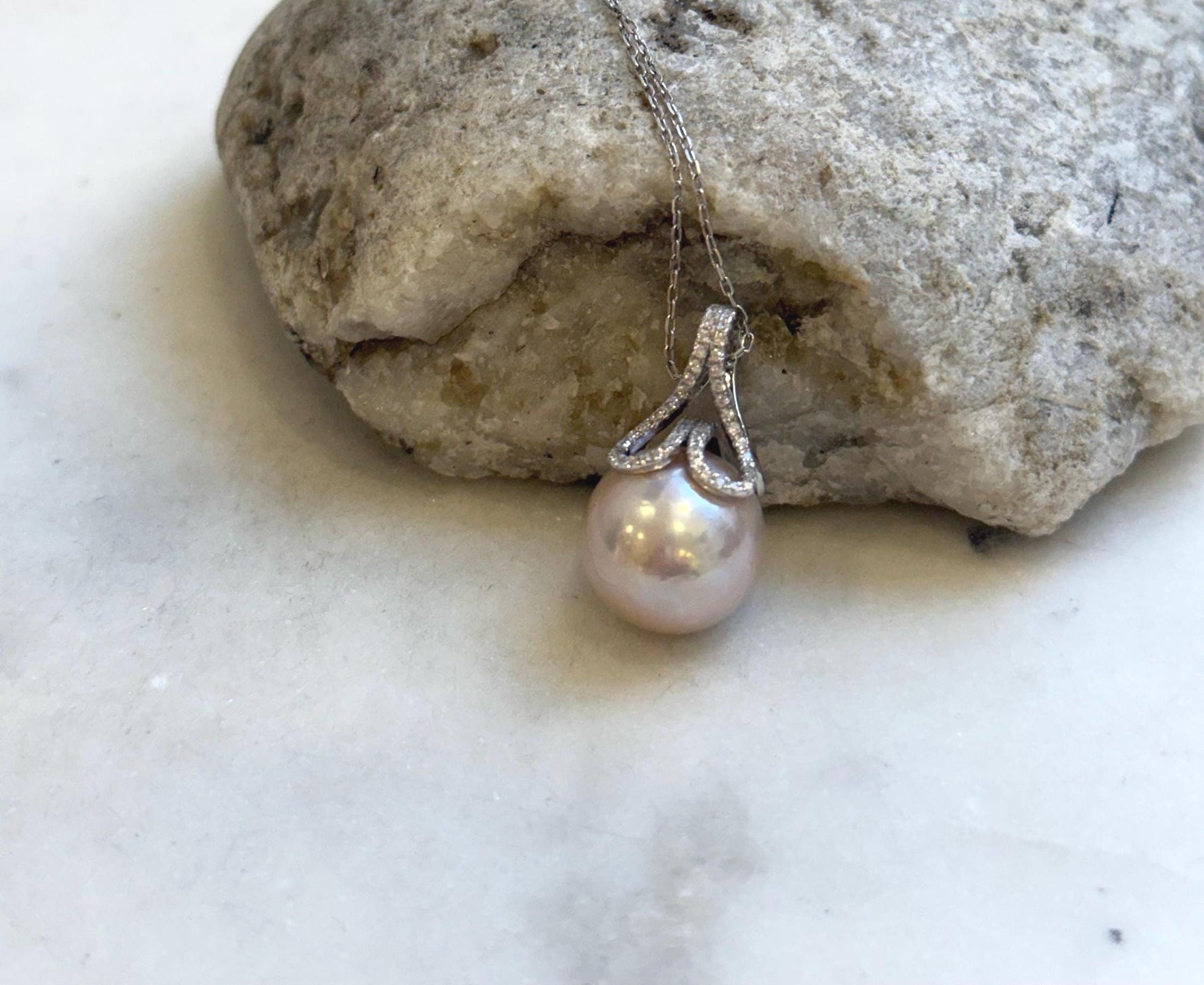 Elly’s 13.6mm Edison rose Pearl mermaid tail Pendant: Extreme luster mirrored, s925 silver pendant necklace set.Pearl jewelry idea. gift for her