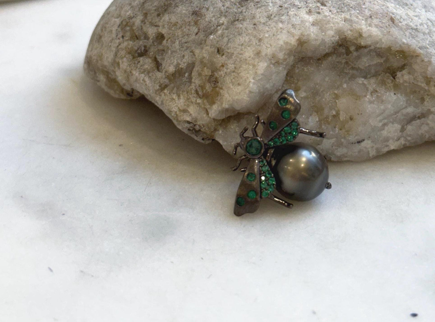 Elly’s Tahitian Ocean Pearl Bee Brooch Pendant 2in1: Extreme luster mirrored, 10.8mm, s925 silver chain not included.