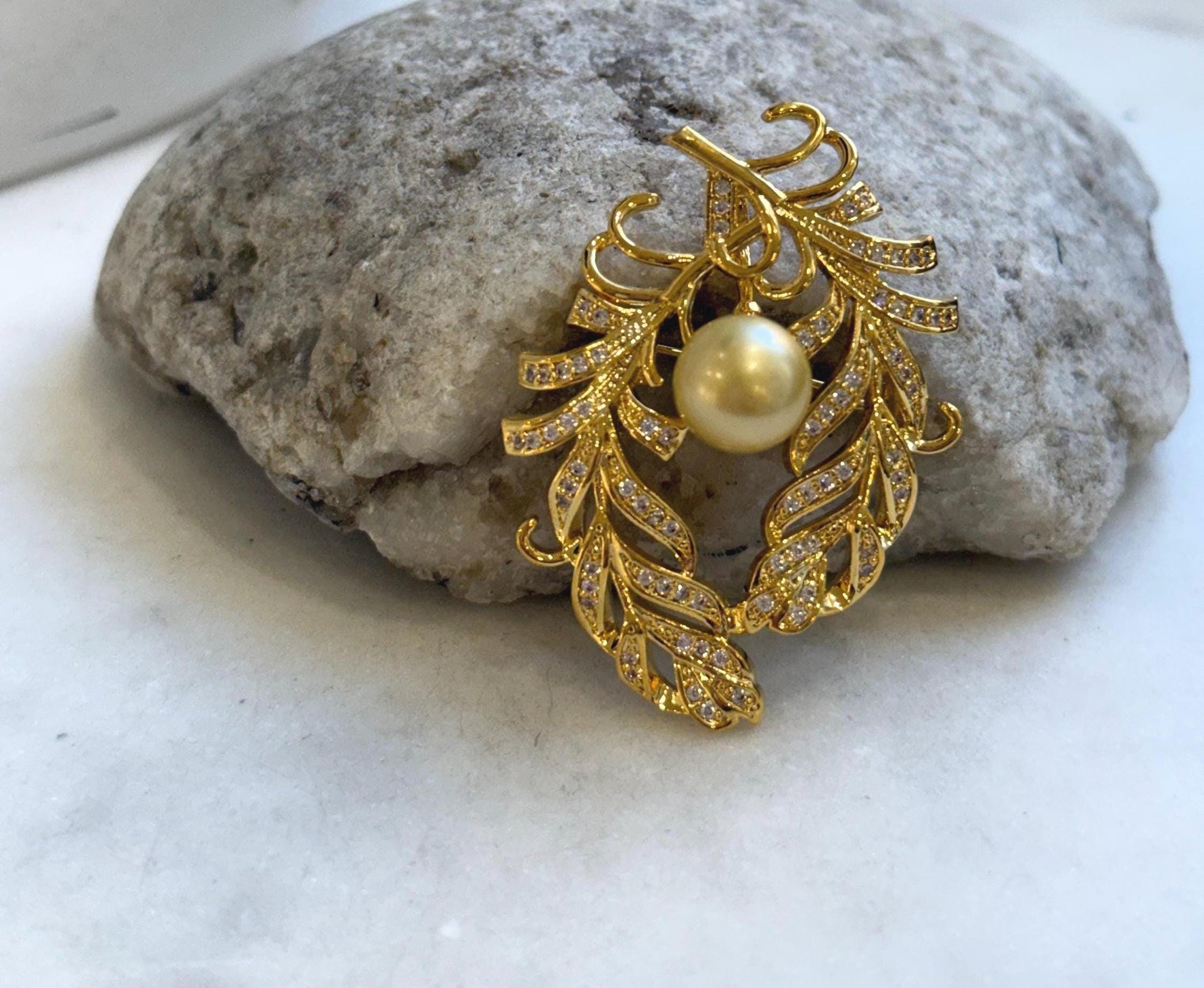 Elly’s South sea ultra golden pearl feathers brooch pendant 2in1: Extreme luster mirrored effect, 10mm. Pearl jewelry idea.
