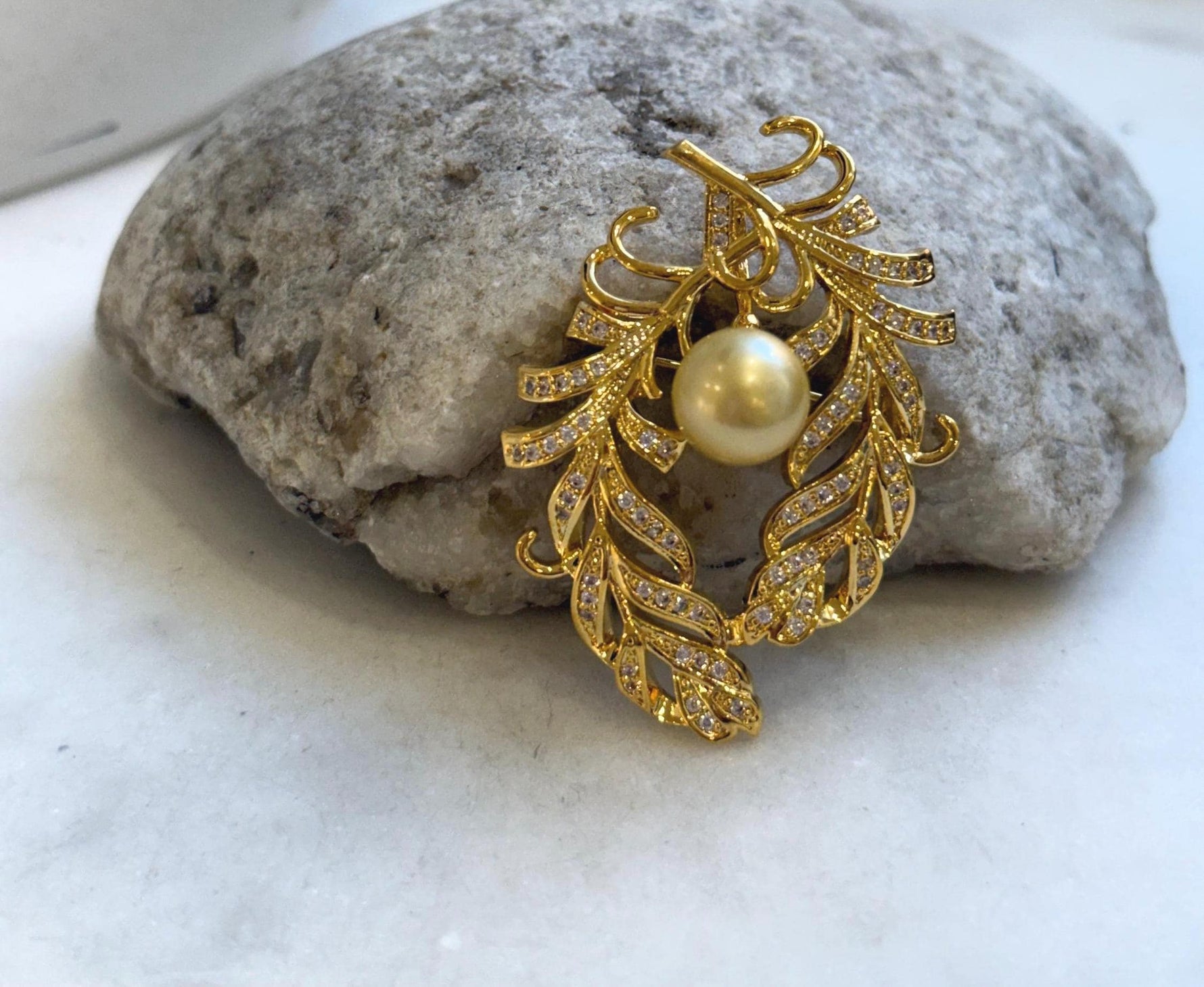 Elly’s South sea ultra golden pearl feathers brooch pendant 2in1: Extreme luster mirrored effect, 10mm. Pearl jewelry idea.