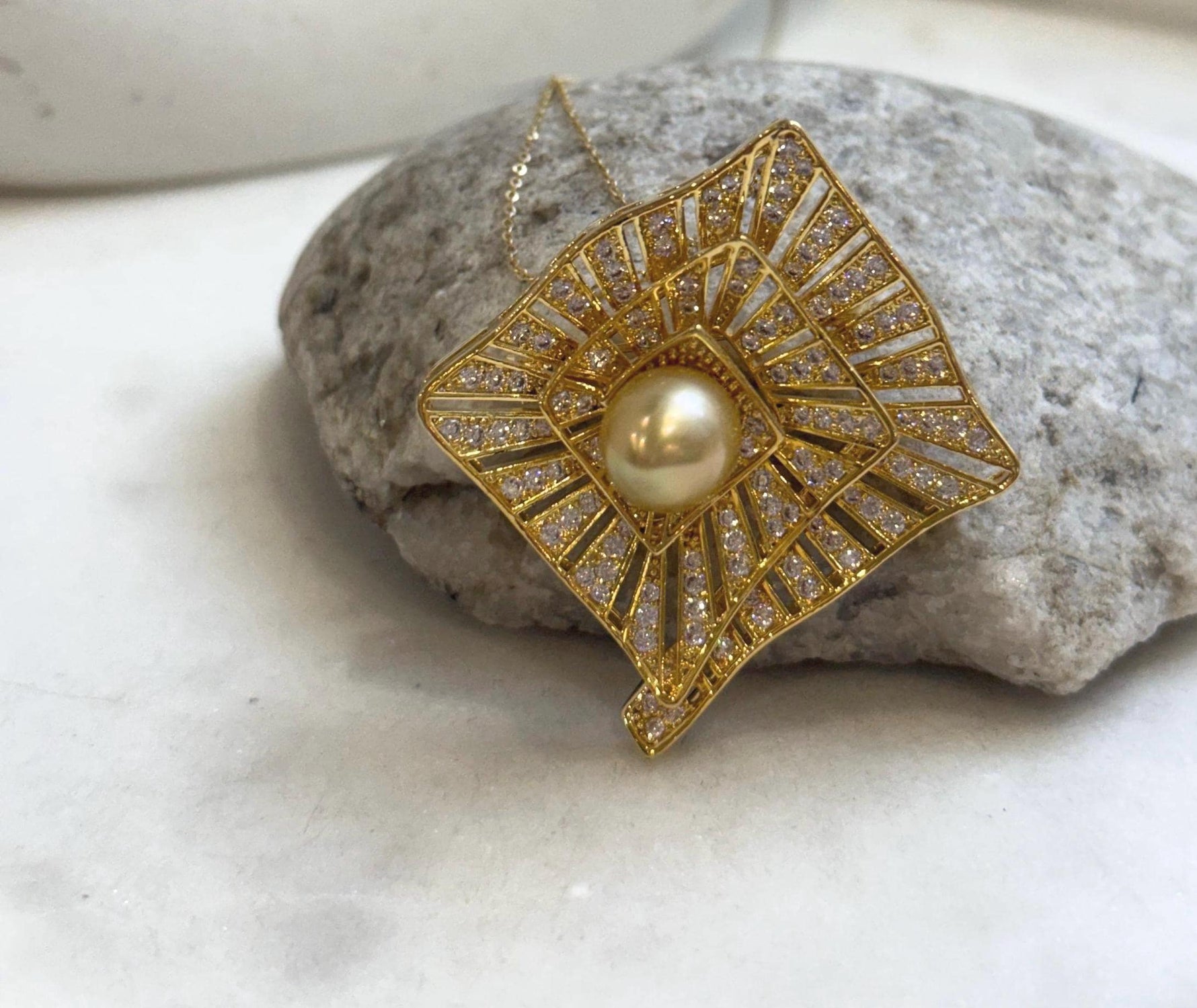 Elly’s South Sea ultra Gold Pearl Vintage Brooch Pendant 2in1: Strong luster, 10.1mm Pearl, 3.5x3.8cm, Gift for her
