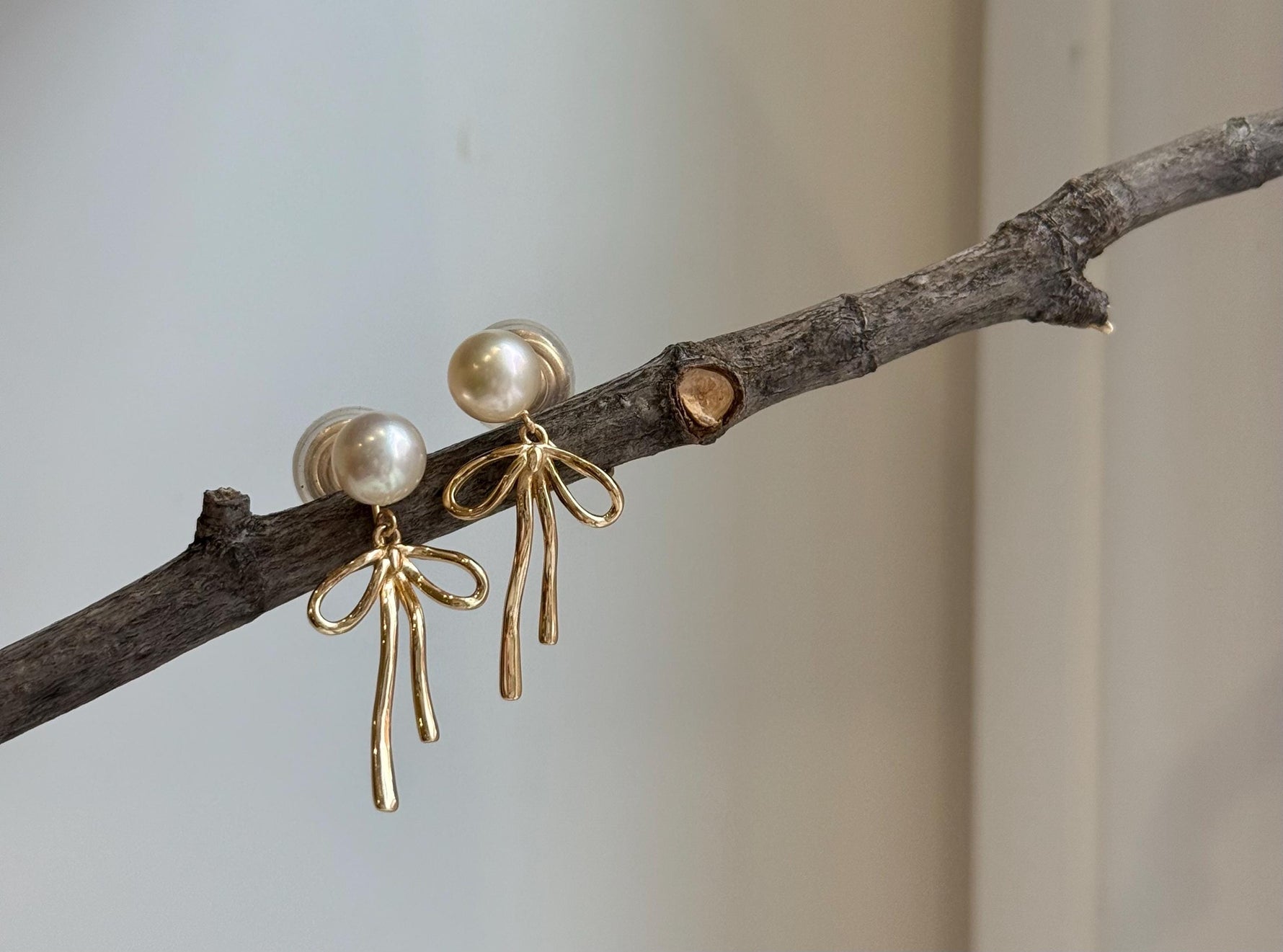 7mm Akoya ocean Golden pearls butterfly Bow earings no piercings: Extreme luster mirrored, s925 silver earrings. Pearl jewelry idea.