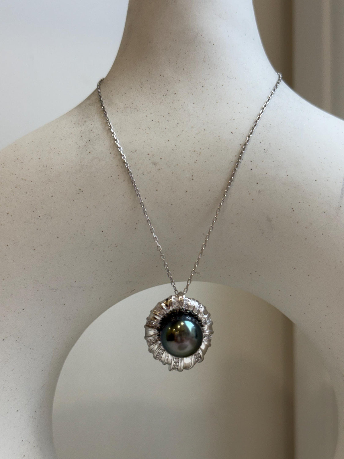 Elly’s 10.2mm Tahitian peacock green Ocean Pearl pendant: Extreme luster mirrored, S925 silver pendant chain set. Pearl jewelry.