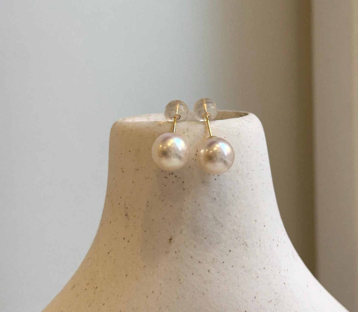Elly’s Au750 18K Gold 8.2mm Akoya ocean ivory pearls earrings: Extreme luster mirrored,18k real gold earrings studs. Pearl jewelry idea.