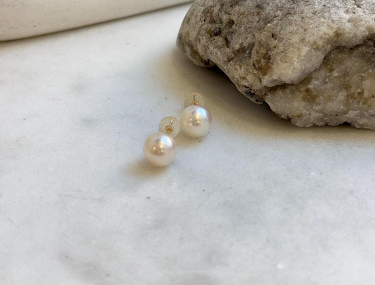 Elly’s Au750 18K Gold 8.2mm Akoya ocean ivory pearls earrings: Extreme luster mirrored,18k real gold earrings studs. Pearl jewelry idea. gift for her Christmas