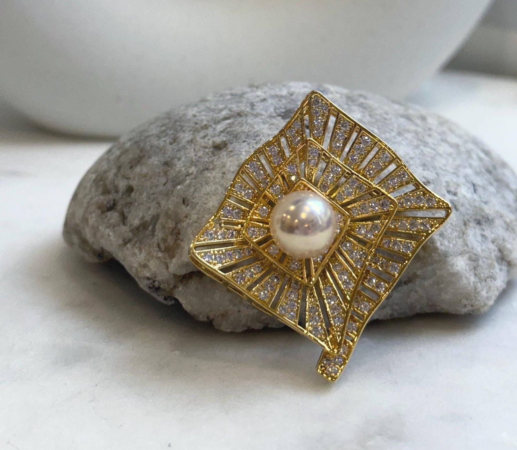 Elly’s Edison peach Gold Pearl Vintage Brooch Pendant 2in1: Extreme luster mirrored, 11.1mm, 3.5x3.8cm, s925 silver chain not included. gift for her daily brooch