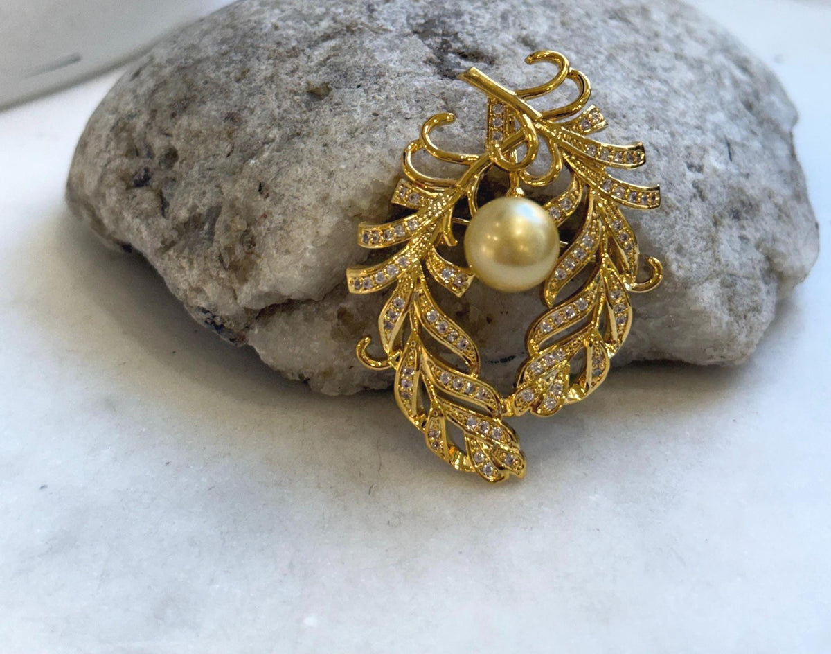 Elly’s South sea ultra golden pearl feathers brooch pendant 2in1: Extreme luster mirrored effect, 10mm. Pearl jewelry idea.