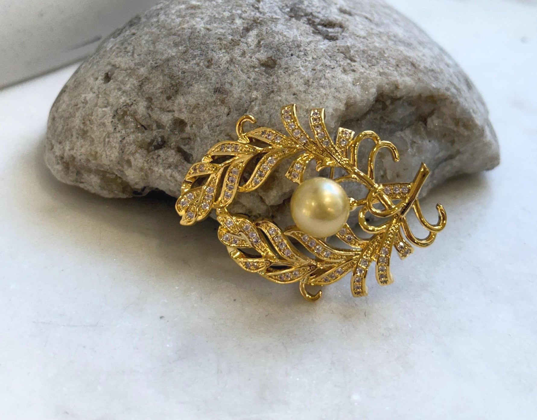 Elly’s South sea ultra golden pearl feathers brooch pendant 2in1: Extreme luster mirrored effect, 10mm. Pearl jewelry idea.