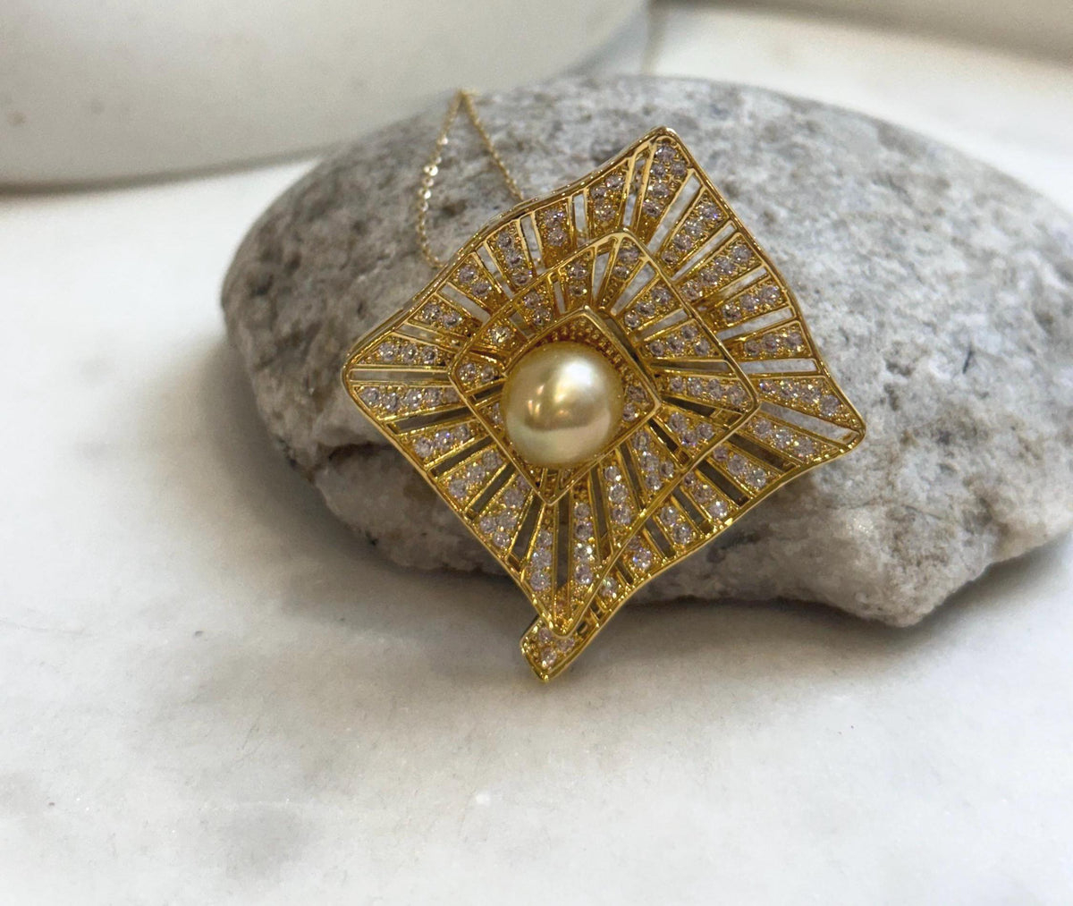 Elly’s South Sea ultra Gold Pearl Vintage Brooch Pendant 2in1: Strong luster, 10.1mm Pearl, 3.5x3.8cm, Gift for her daily wear