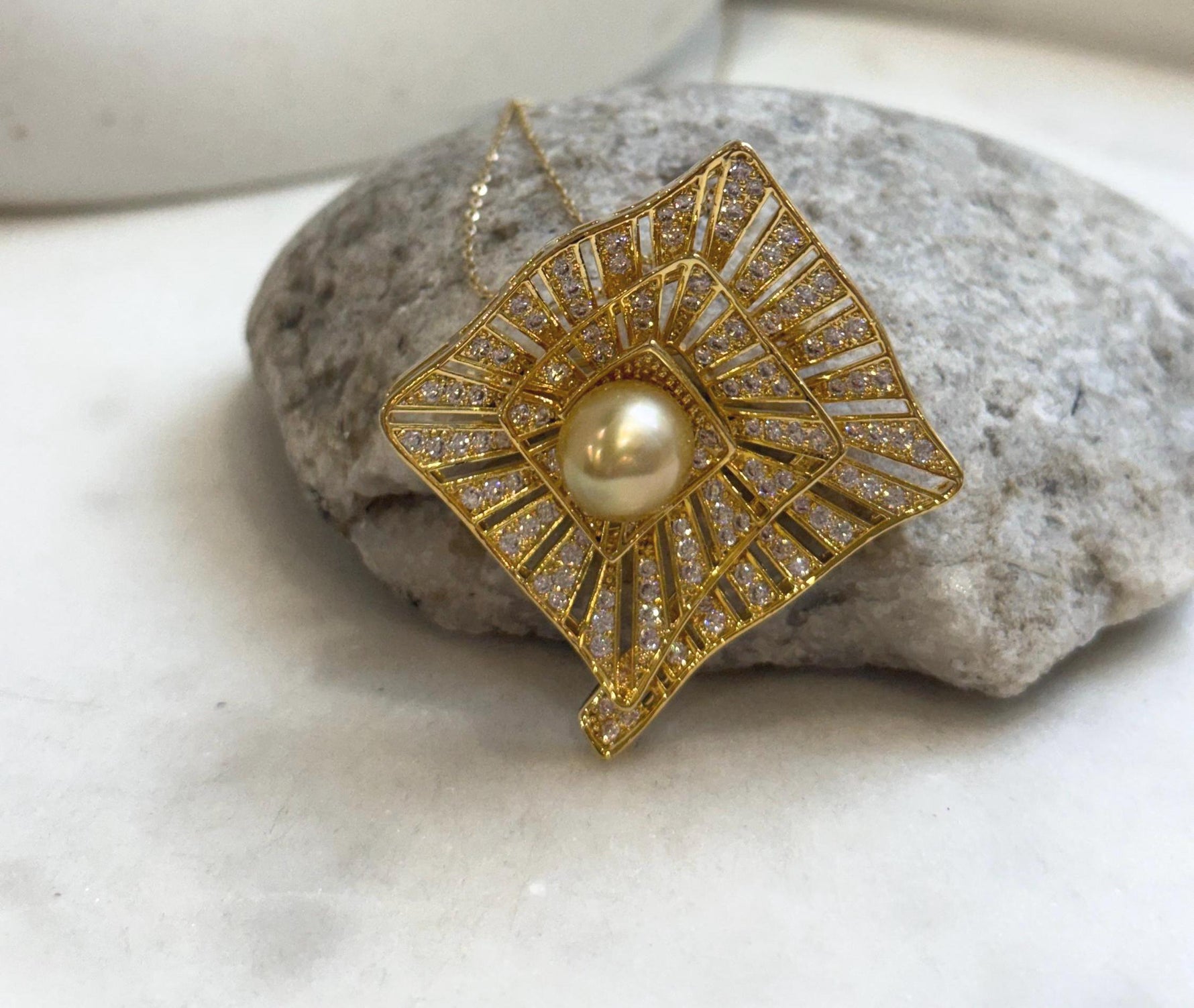 Elly’s South Sea ultra Gold Pearl Vintage Brooch Pendant 2in1: Strong luster, 10.1mm Pearl, 3.5x3.8cm, Gift for her daily wear