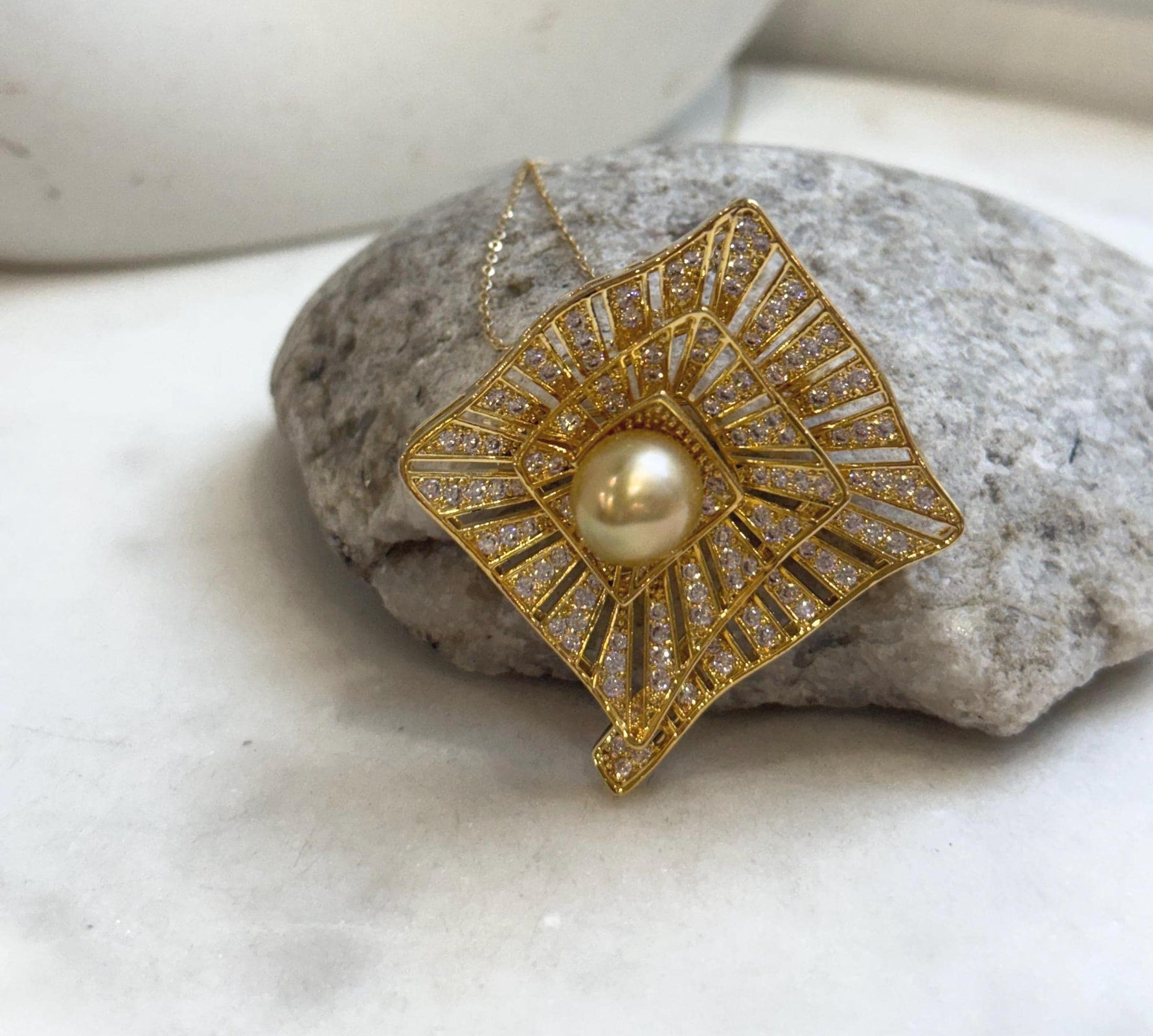 Elly’s South Sea ultra Gold Pearl Vintage Brooch Pendant 2in1: Strong luster, 10.1mm Pearl, 3.5x3.8cm, Gift for her