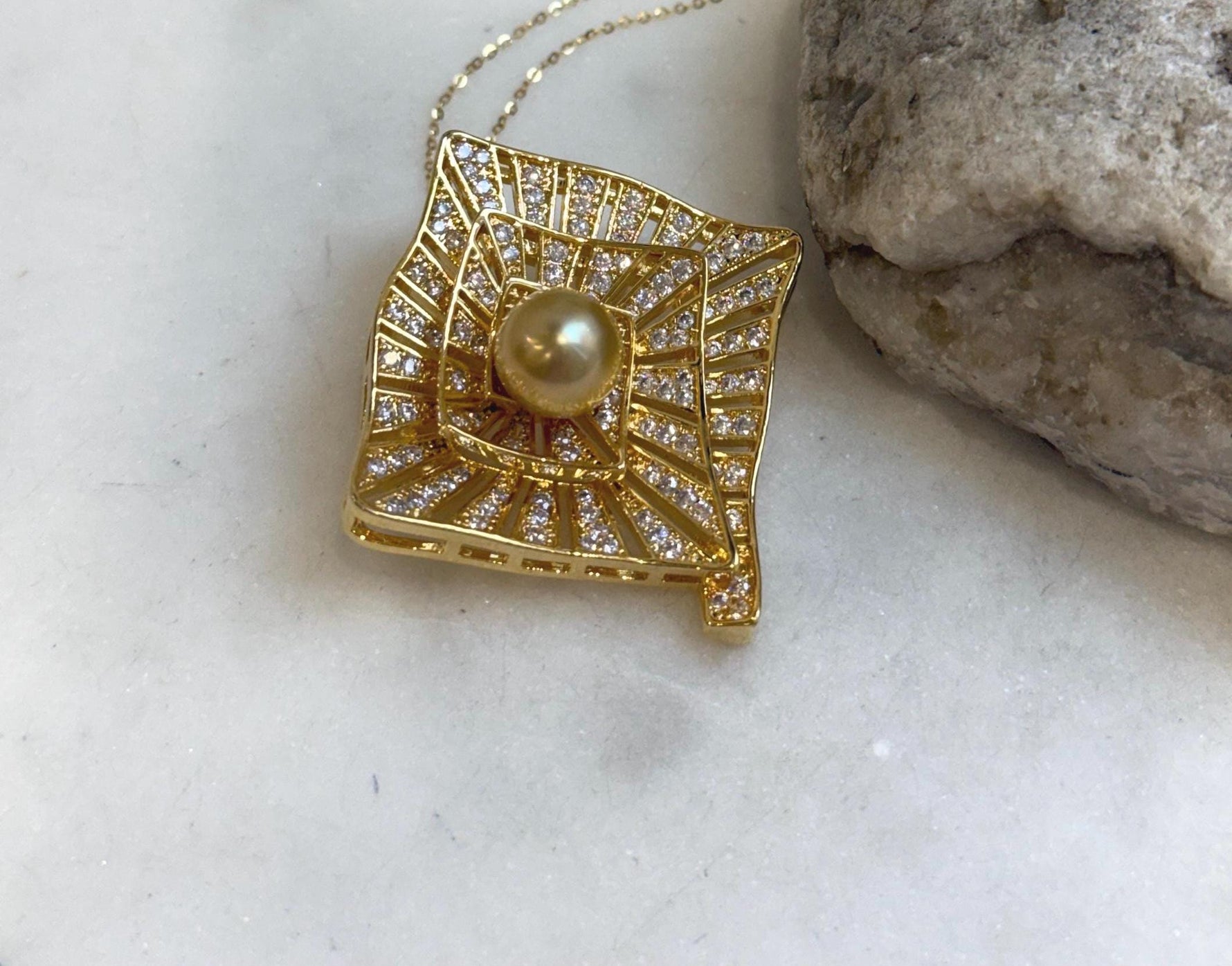 Elly’s South Sea ultra Gold Pearl Vintage Brooch Pendant 2in1: Strong luster, 10.1mm Pearl, 3.5x3.8cm, Gift for her