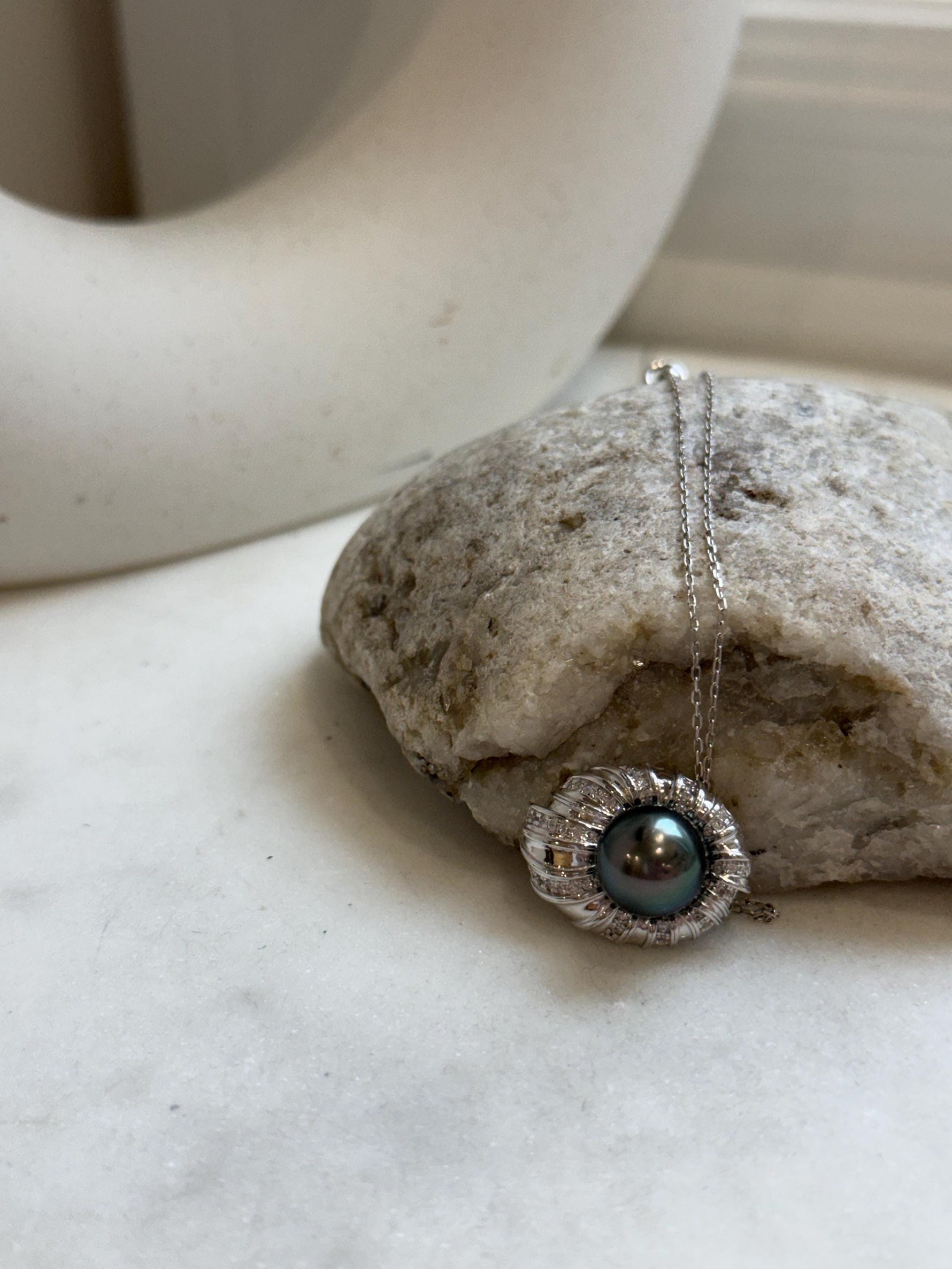 Elly’s 10.2mm Tahitian peacock green Ocean Pearl pendant: Extreme luster mirrored, S925 silver pendant chain set. Pearl jewelry.