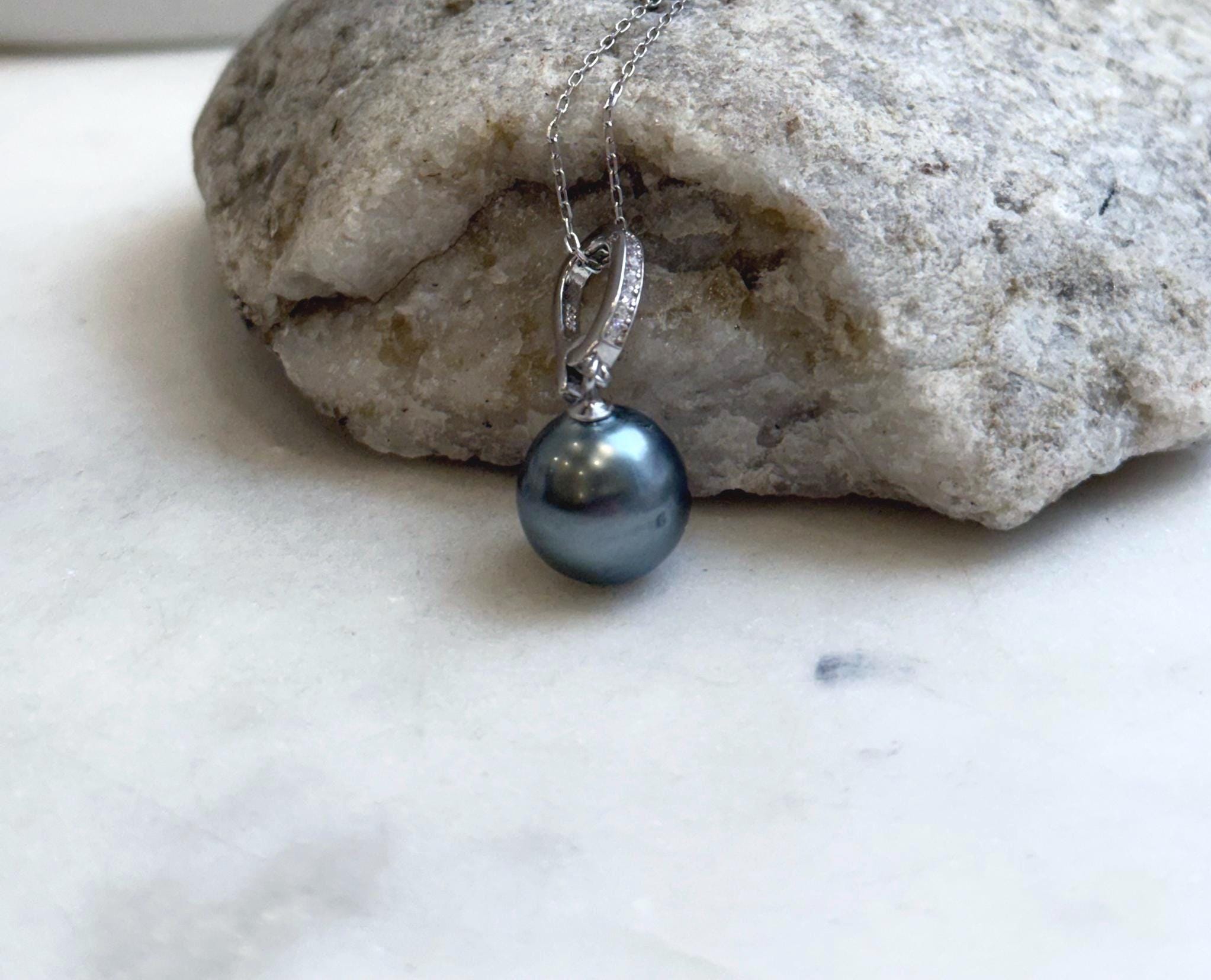 Elly’s 11.8mm Tahitian platinum ocean pearl minimalist openable pendant: Extreme luster mirrored, 2.7cm high, S925 silver chain. cool pendant