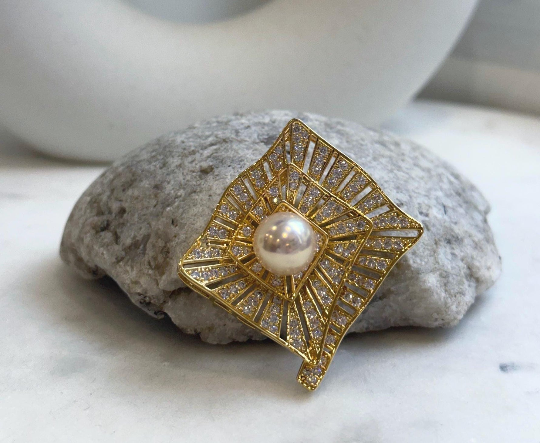 Elly’s Edison peach Gold Pearl Vintage Brooch Pendant 2in1: Extreme luster mirrored, 11.1mm, 3.5x3.8cm, s925 silver chain not included. gift for her