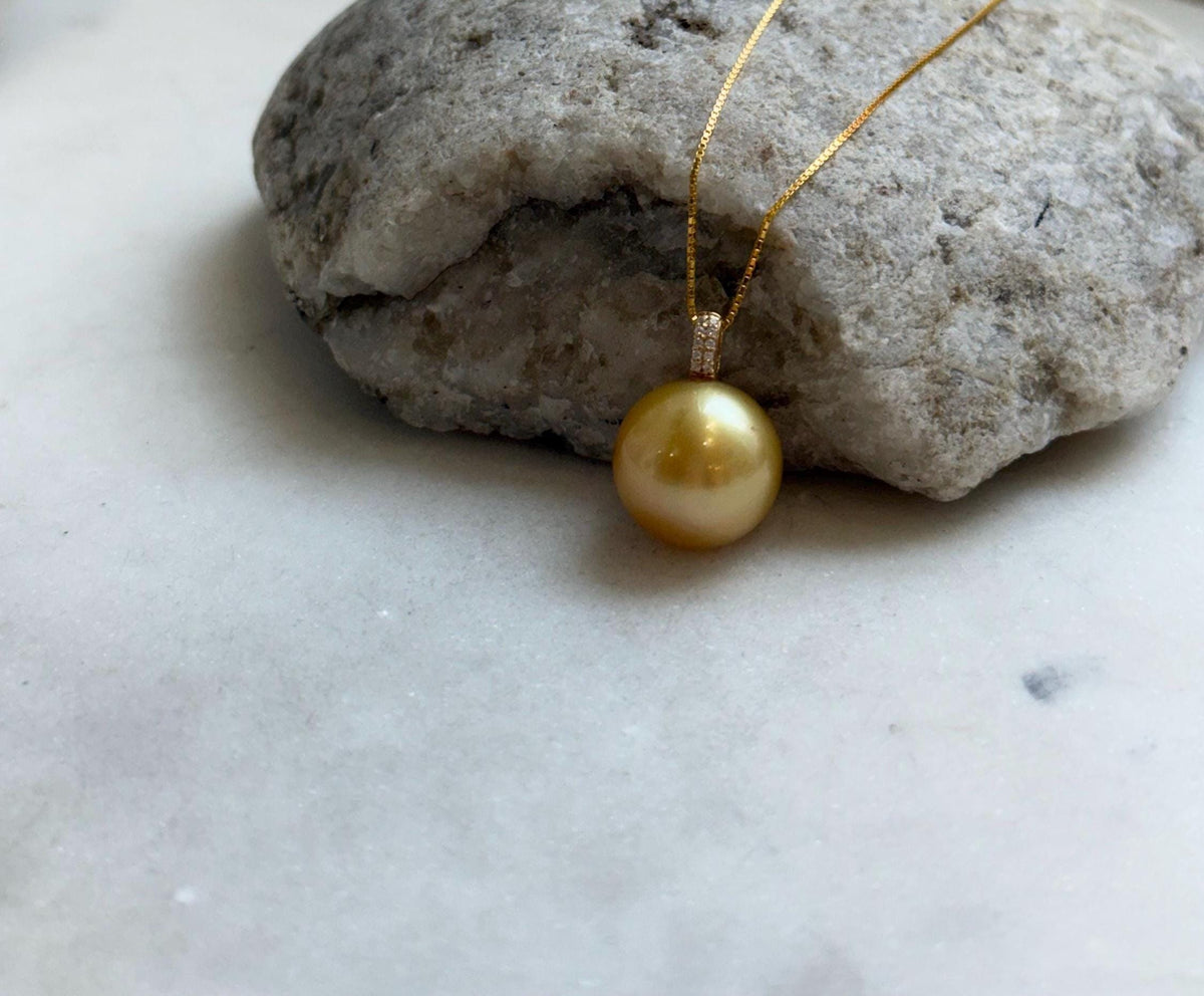 Elly’s 13.6mm Au750 18K Gold Huge Genius South Sea deep Golden Ocean Pearl Pendant: Extreme luster mirrored effect, 18k real gold pendant. gift for her Valentine’s Day