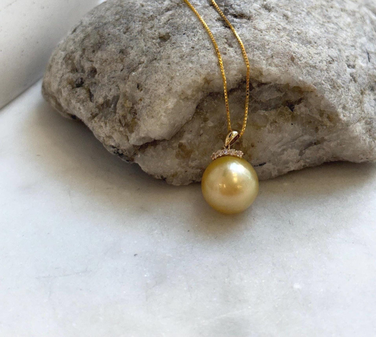 Elly’s 12.6mm Au750 18K Gold Genius South Sea ultra Golden Ocean Pearl Pendant: Extreme luster mirrored, 1.6cm high, 18K real gold pendant. gift for her Valentine’s Day party