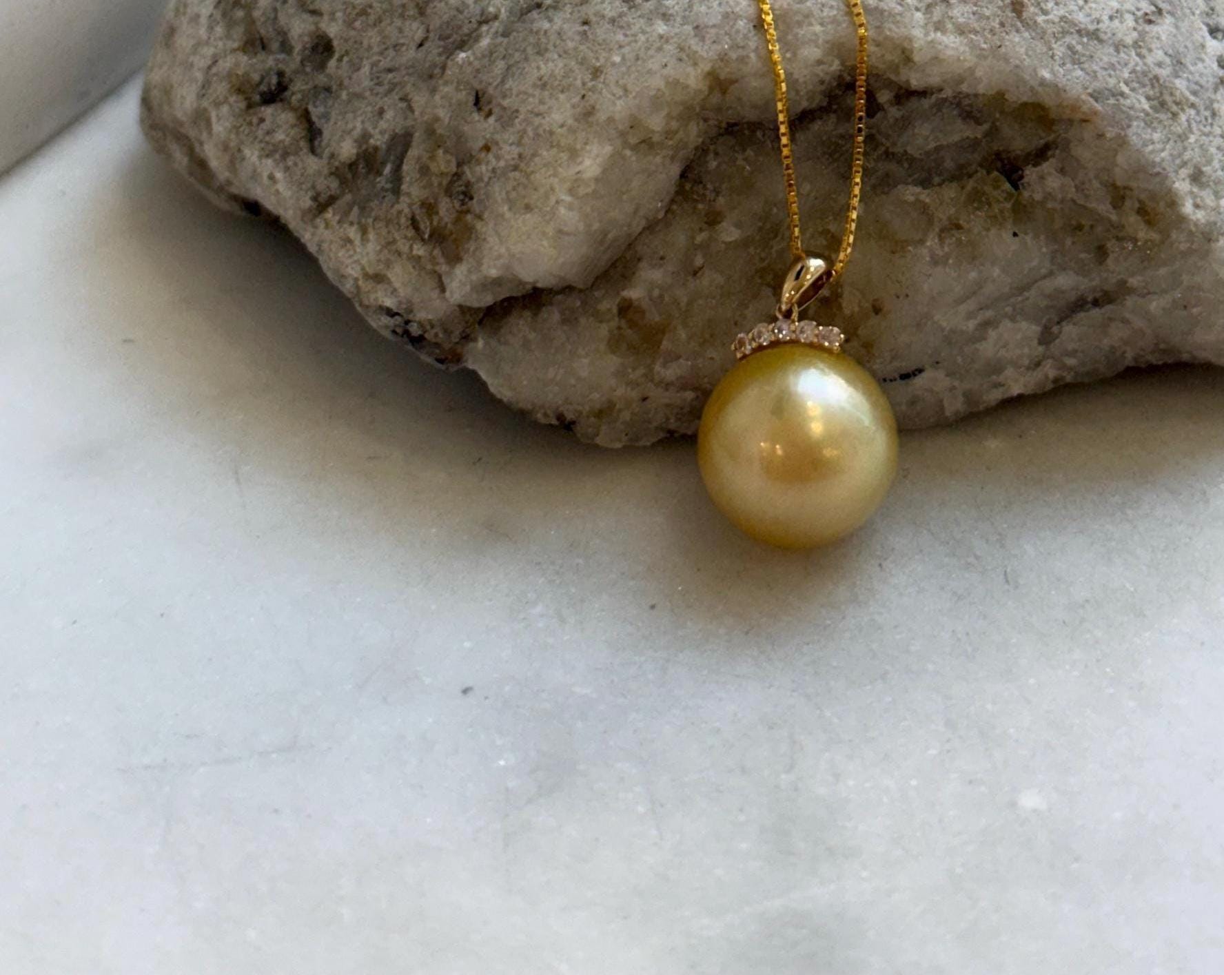 Elly’s 12.6mm Au750 18K Gold Genius South Sea ultra Golden Ocean Pearl Pendant: Extreme luster mirrored, 1.6cm high, 18K real gold pendant. gift for her Valentine’s Day