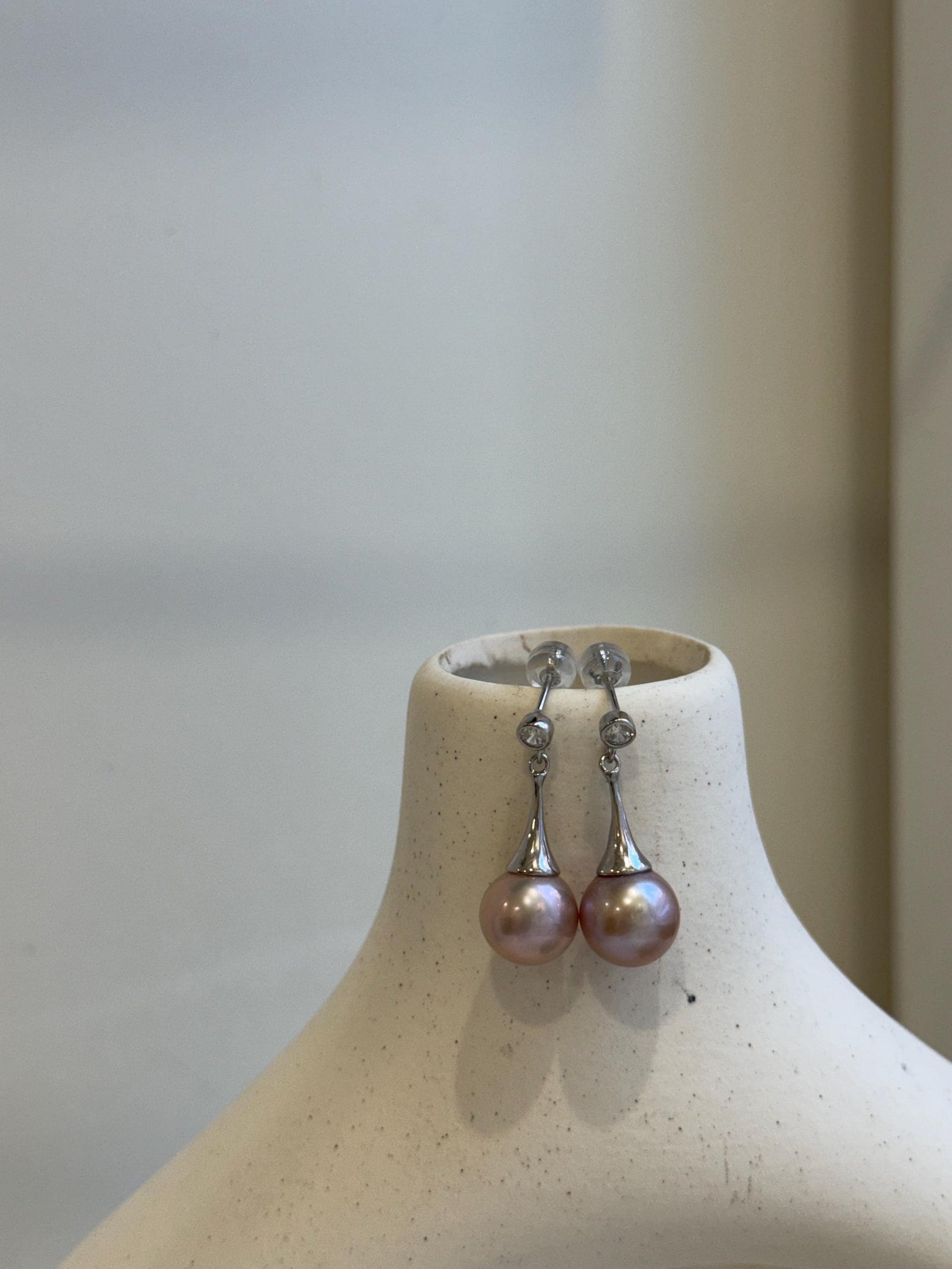 Elly’s 10.3mm Edison Rose mauve earrings: Extreme luster mirrored, S925 silver earrings.