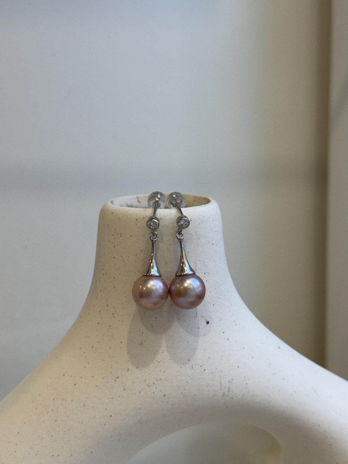 Elly’s 10.3mm Edison Rose mauve earrings: Extreme luster mirrored, S925 silver earrings.