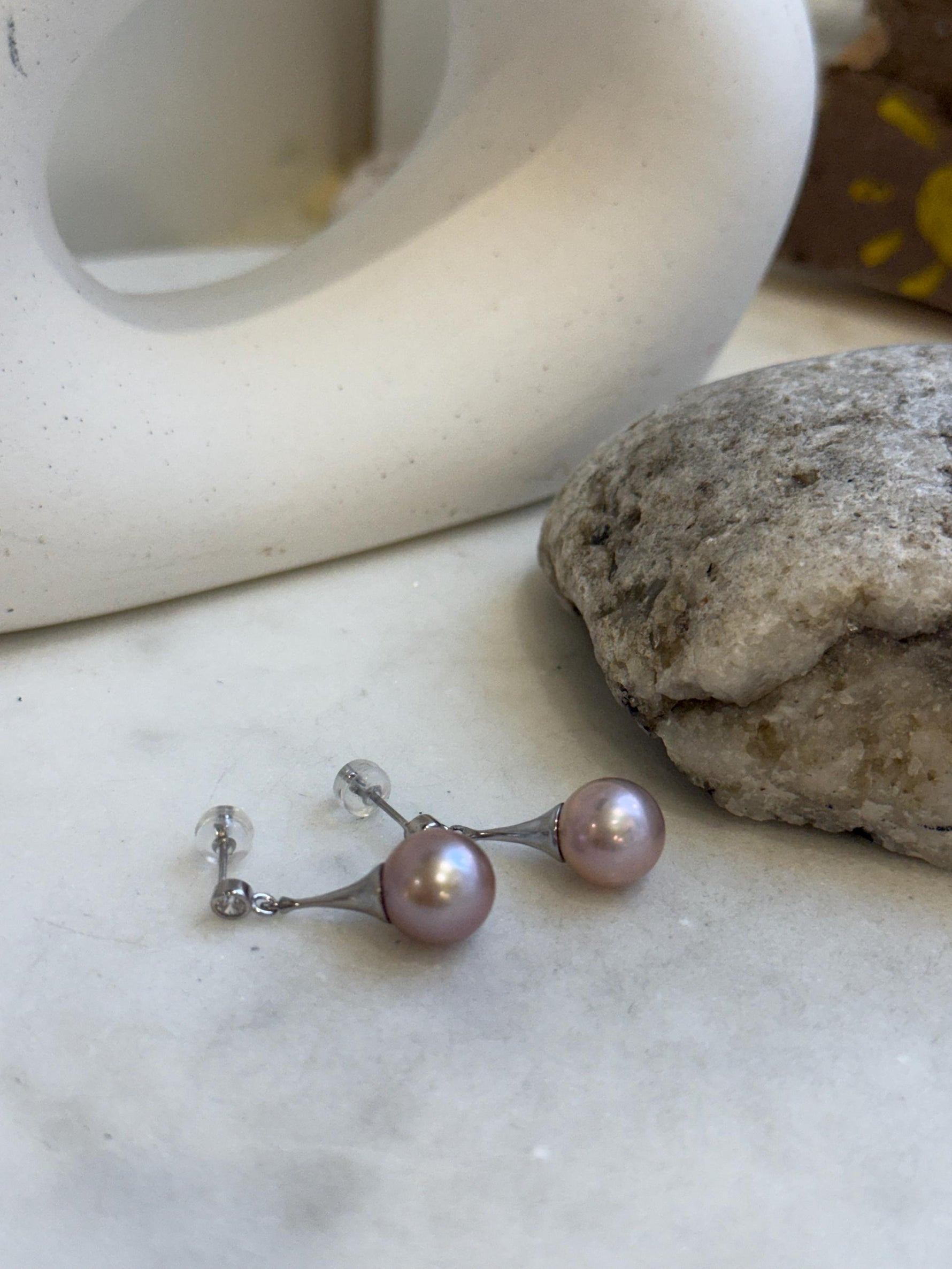 Elly’s 10.3mm Edison Rose mauve earrings: Extreme luster mirrored, S925 silver earrings.