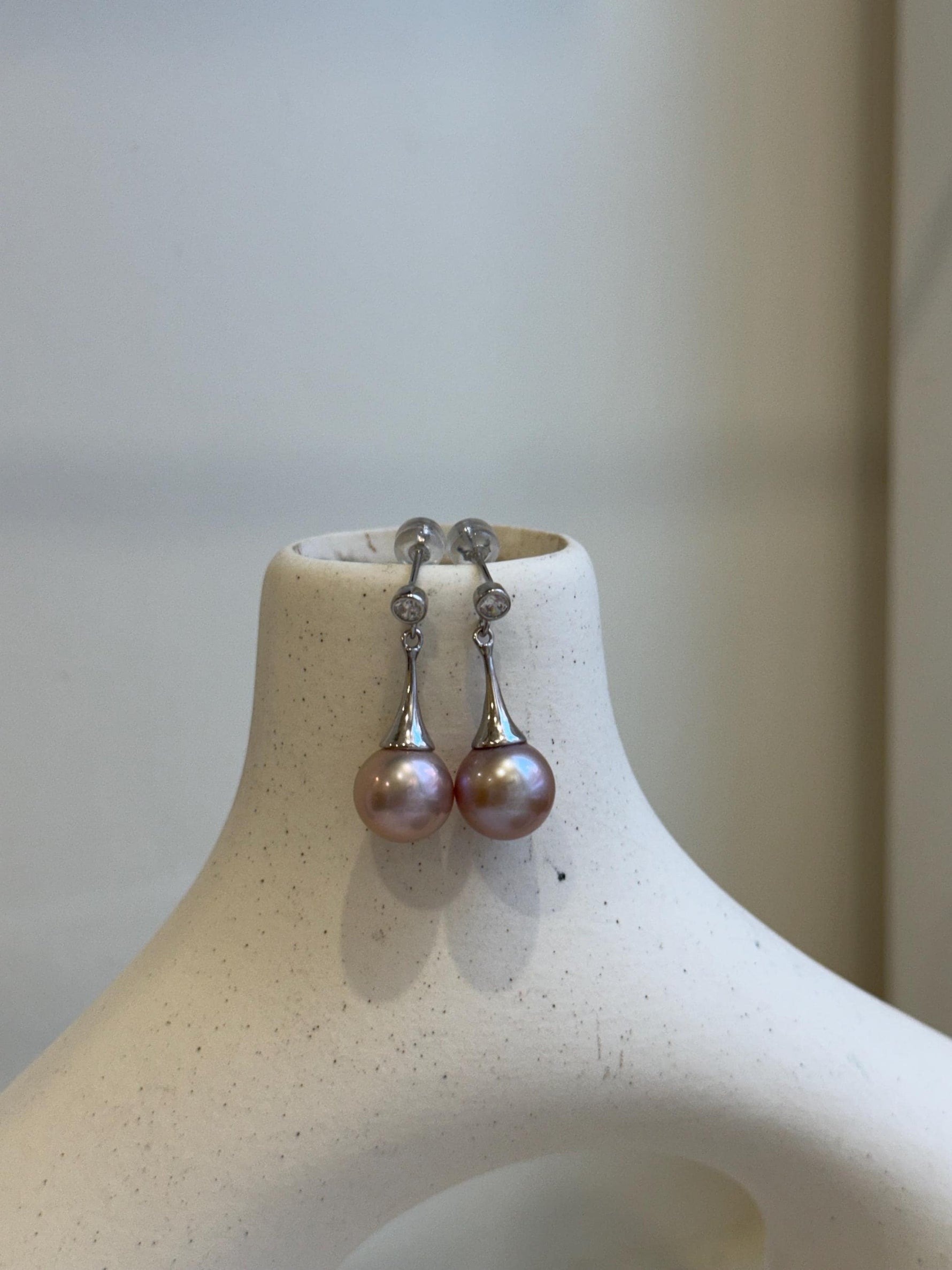 Elly’s 10.3mm Edison Rose mauve earrings: Extreme luster mirrored, S925 silver earrings.