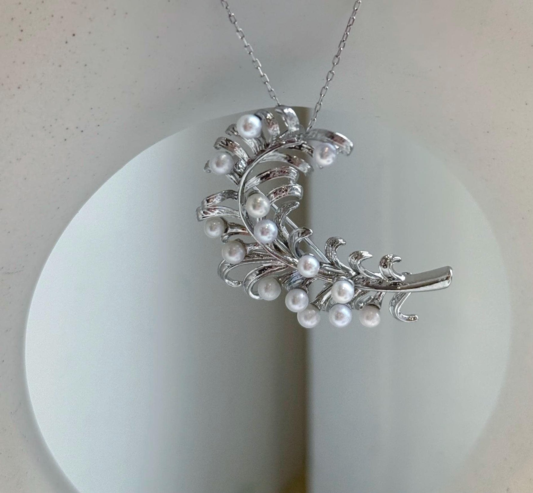 Elly’s 14pcs White small pearls Leaf Brooch Pendant 2in1: Extreme luster mirrored, 3-3.5mm, 3x4cm, gift for her daily brooch