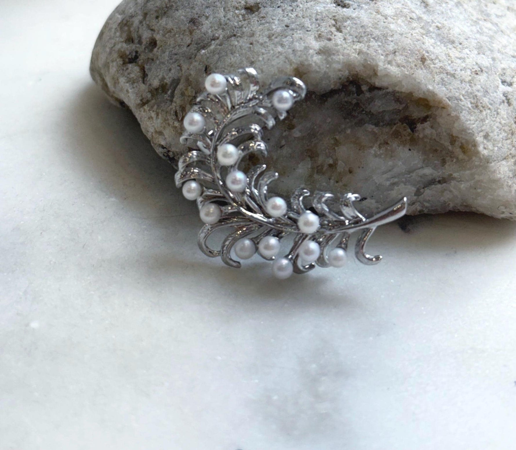 Elly’s 14pcs White small pearls Leaf Brooch Pendant 2in1: Extreme luster mirrored, 3-3.5mm, 3x4cm, gift for her daily brooch