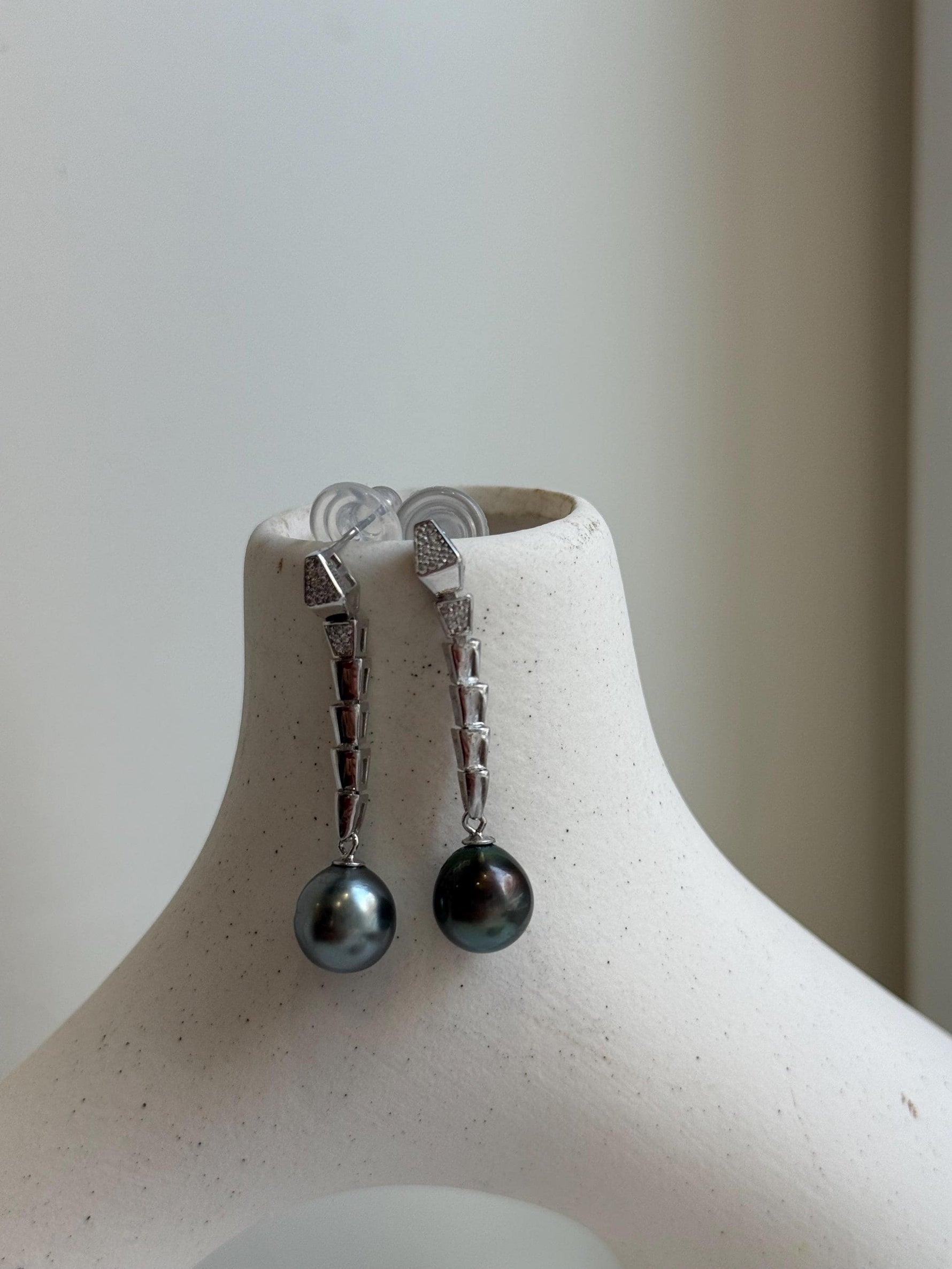 Elly’s 9.4mm Tahitian platinum ocean Pearls Earrings chandeliers: Extreme luster Mirrored, 4cm high, S925 silver cool snake earrings. gift for her birthday