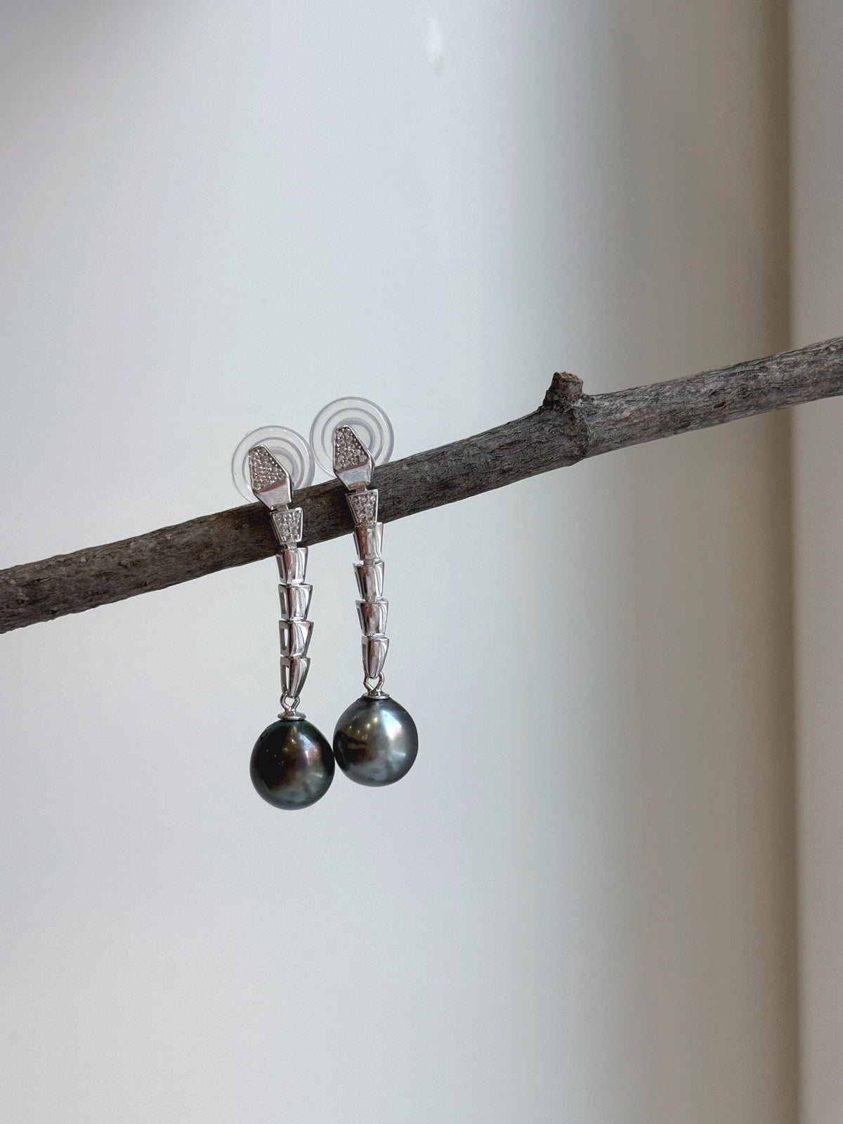 Elly’s 9.4mm Tahitian platinum ocean Pearls Earrings chandeliers: Extreme luster Mirrored, 4cm high, S925 silver cool snake earrings. gift for her party