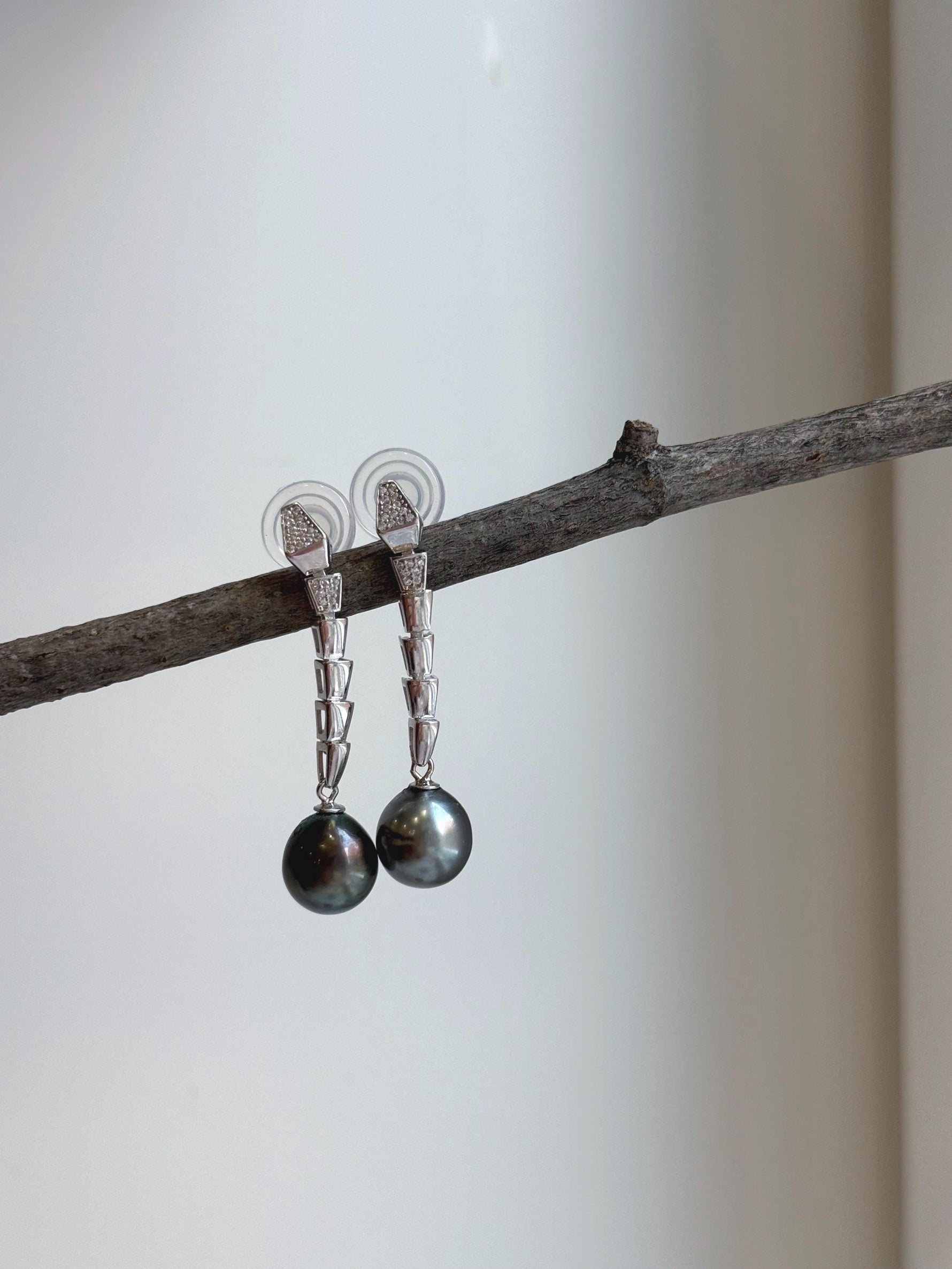 Elly’s 9.4mm Tahitian platinum ocean Pearls Earrings chandeliers: Extreme luster Mirrored, 4cm high, S925 silver cool snake earrings. gift for her party