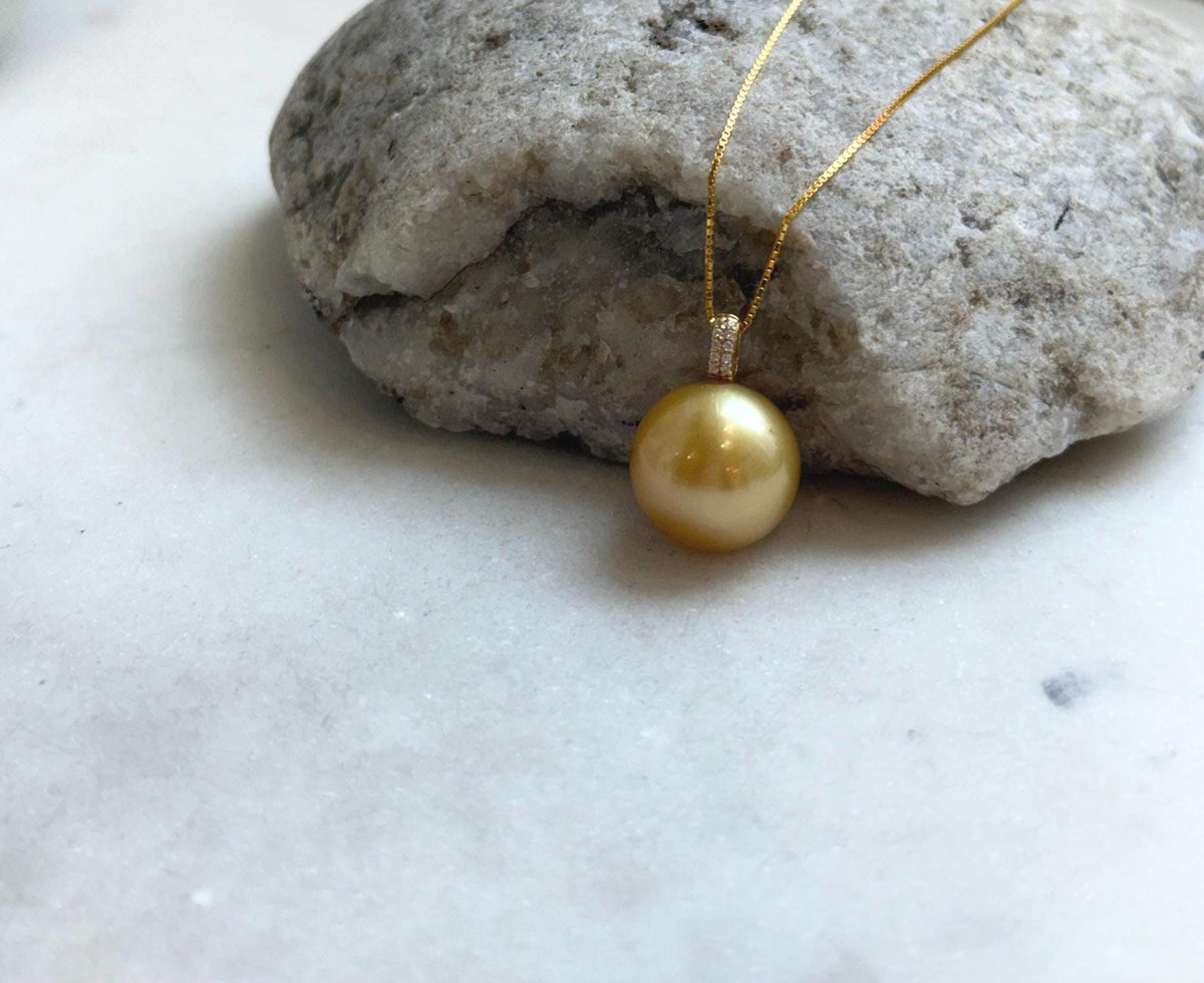 Elly’s 13.6mm Au750 18K Gold Huge Genius South Sea deep Golden Ocean Pearl Pendant: Extreme luster mirrored effect, 18k real gold pendant. gift for her Valentine’s Day