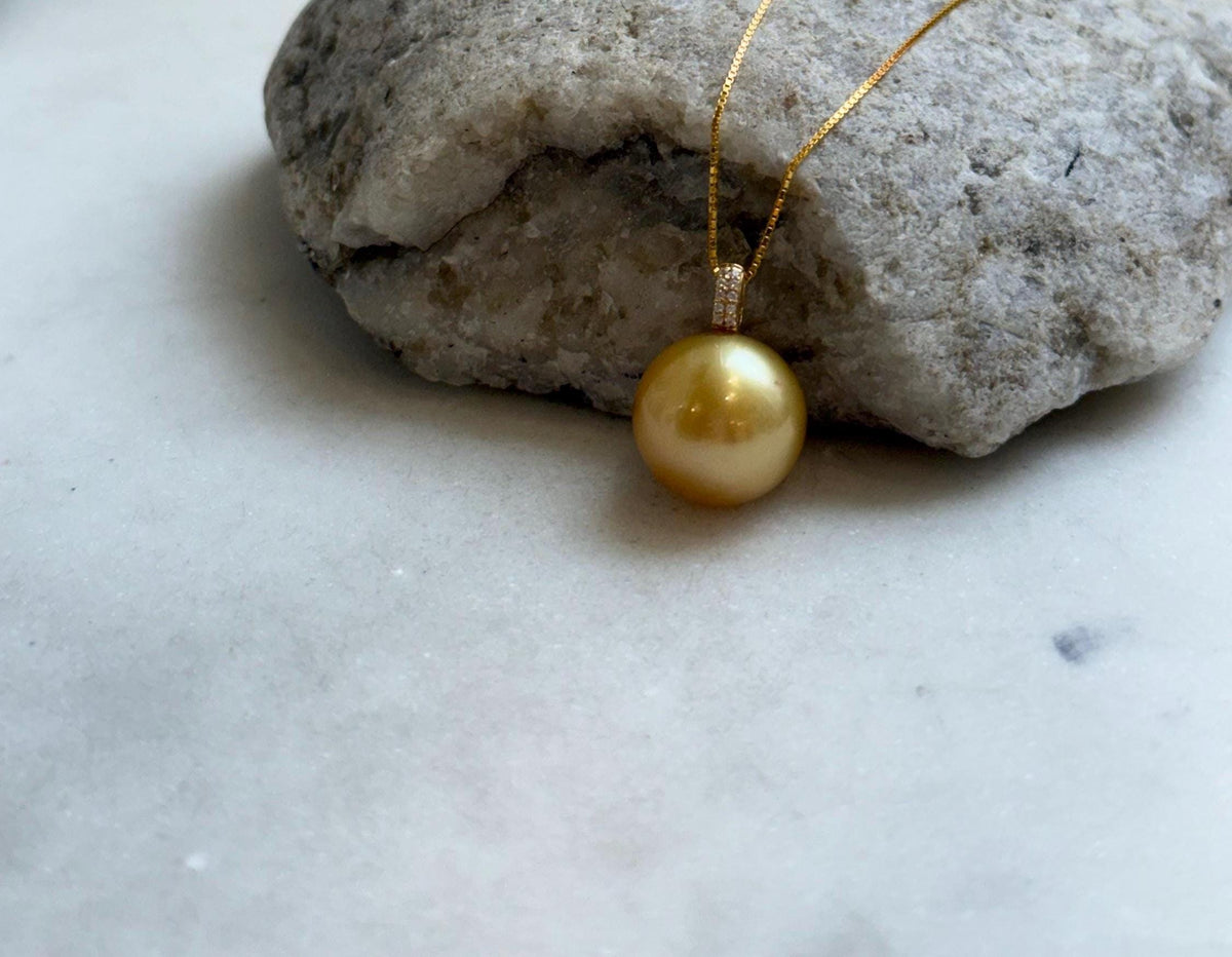 Elly’s 13.6mm Au750 18K Gold Huge Genius South Sea deep Golden Ocean Pearl Pendant: Extreme luster mirrored effect, 18k real gold pendant. gift for her Valentine’s Day