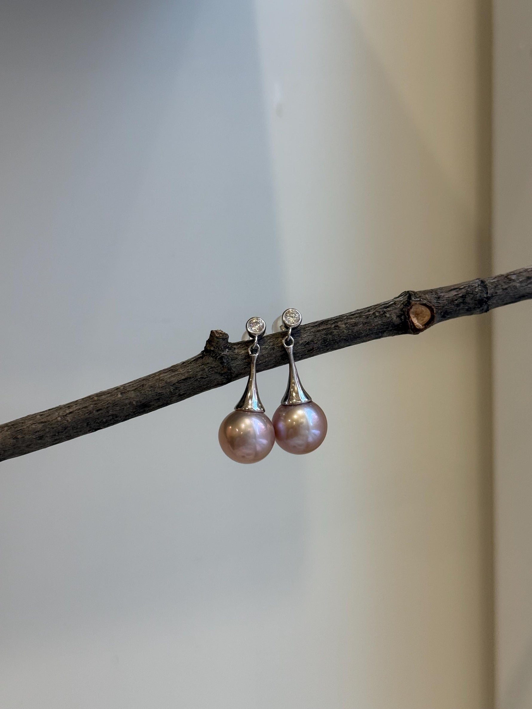 Elly’s 10.3mm Edison Rose mauve earrings: Extreme luster mirrored, S925 silver earrings.