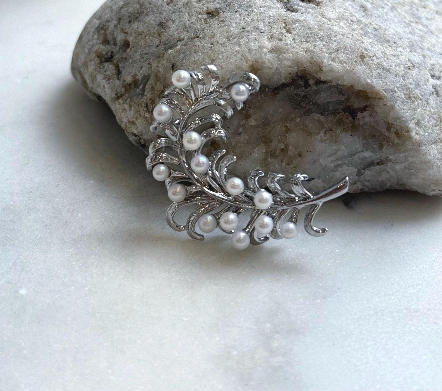 Elly’s 14pcs White small pearls Leaf Brooch Pendant 2in1: Extreme luster mirrored, 3-3.5mm, 3x4cm, gift for her daily brooch