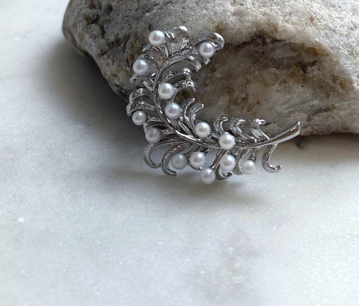 Elly’s 14pcs White small pearls Leaf Brooch Pendant 2in1: Extreme luster mirrored, 3-3.5mm, 3x4cm, gift for her daily brooch