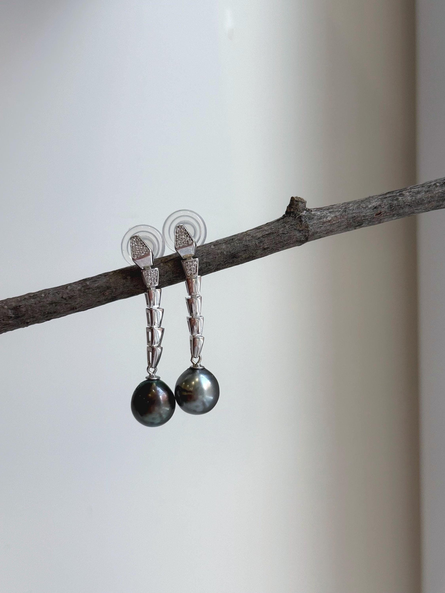 Elly’s 9.4mm Tahitian platinum ocean Pearls Earrings chandeliers: Extreme luster Mirrored, 4cm high, S925 silver cool snake earrings. gift for her anniversary