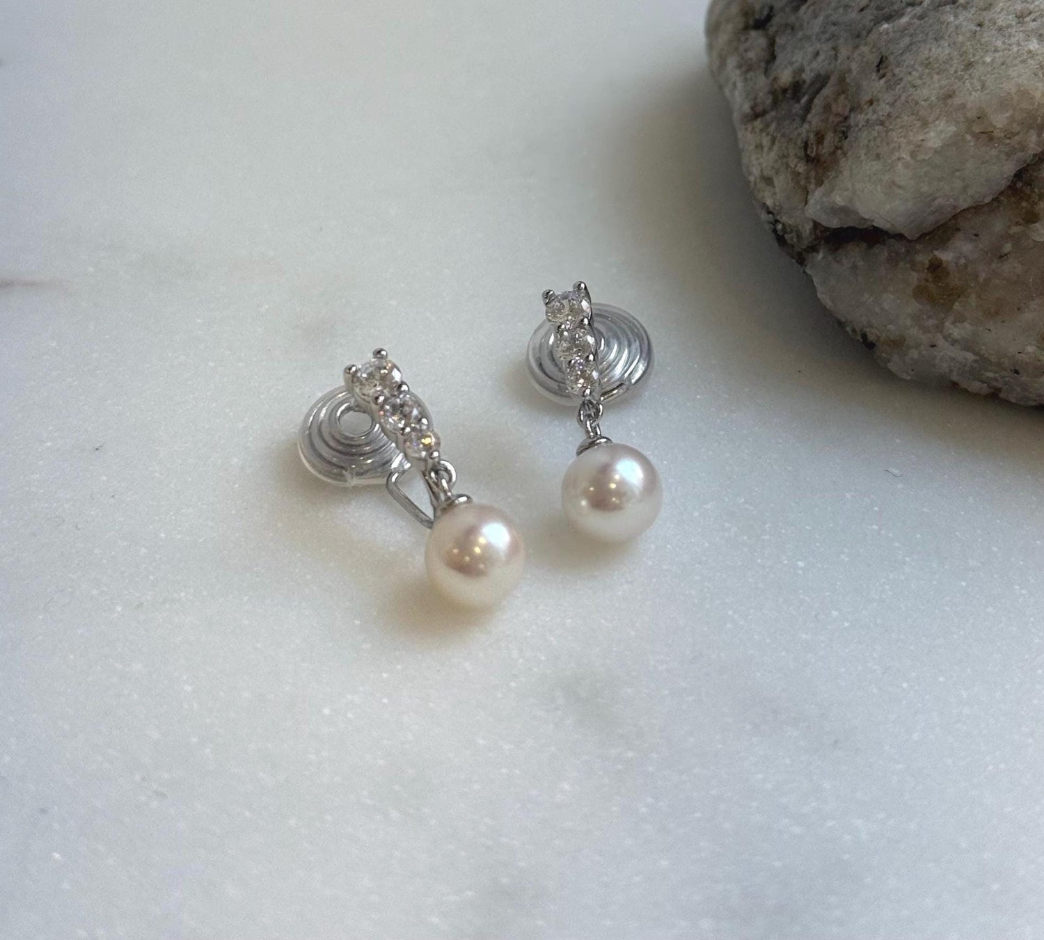 Elly’s 7.1mm Akoya off white Ocean Pearls Earrings Clips no piercings: Extreme luster Mirrored effect, 2cm high, S925 silver clips. gift for her birthday