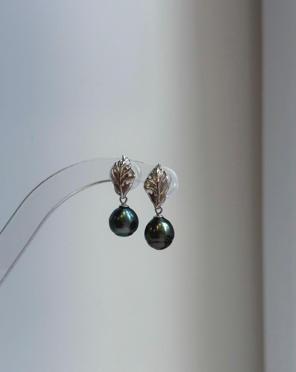 Elly’s 8.7mm Tahitian Peacock green ocean pearls leaf earrings: Extreme luster mirrored, 2.4cm high, silver earrings. Pearl jewelry idea. gift for her holiday