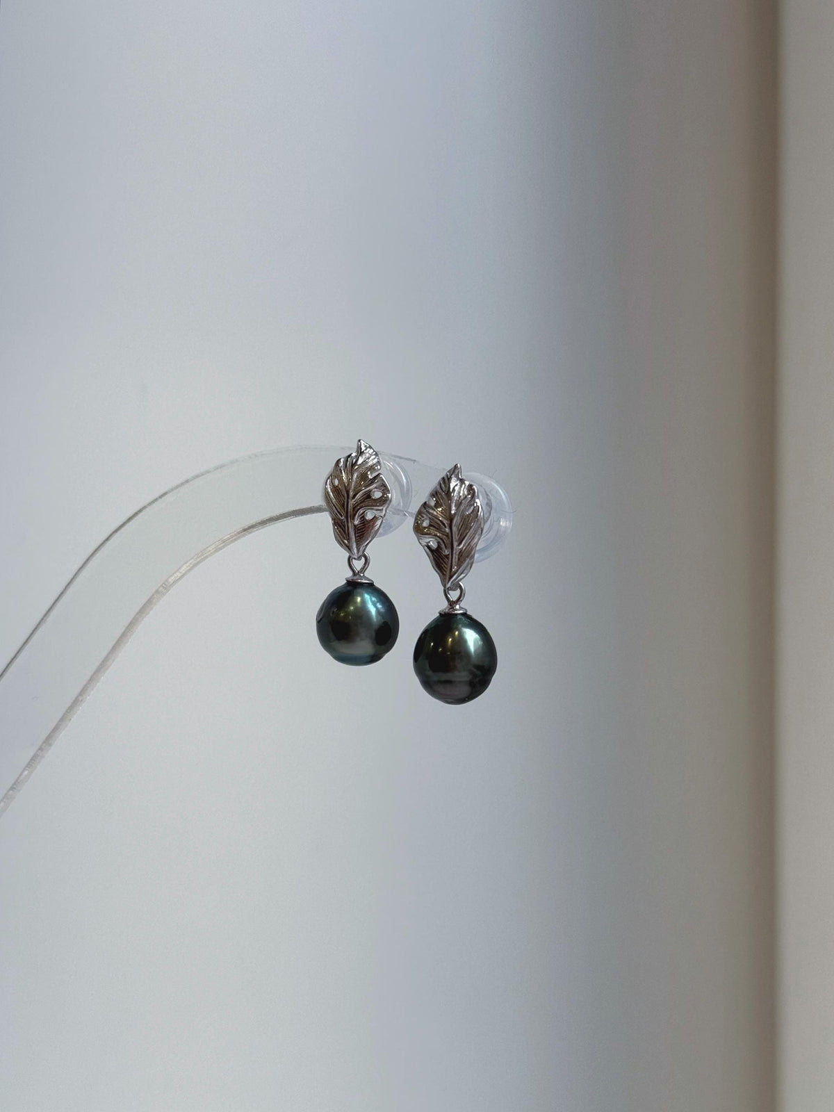 Elly’s 8.7mm Tahitian Peacock green ocean pearls leaf earrings: Extreme luster mirrored, 2.4cm high, silver earrings. Pearl jewelry idea.