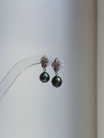 Elly’s 8.7mm Tahitian Peacock green ocean pearls leaf earrings: Extreme luster mirrored, 2.4cm high, silver earrings. Pearl jewelry idea.