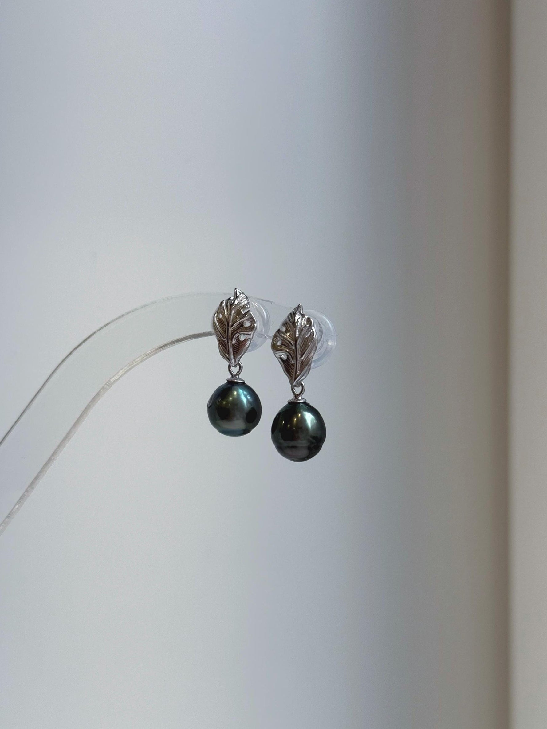 Elly’s 8.7mm Tahitian Peacock green ocean pearls leaf earrings: Extreme luster mirrored, 2.4cm high, silver earrings. Pearl jewelry idea.