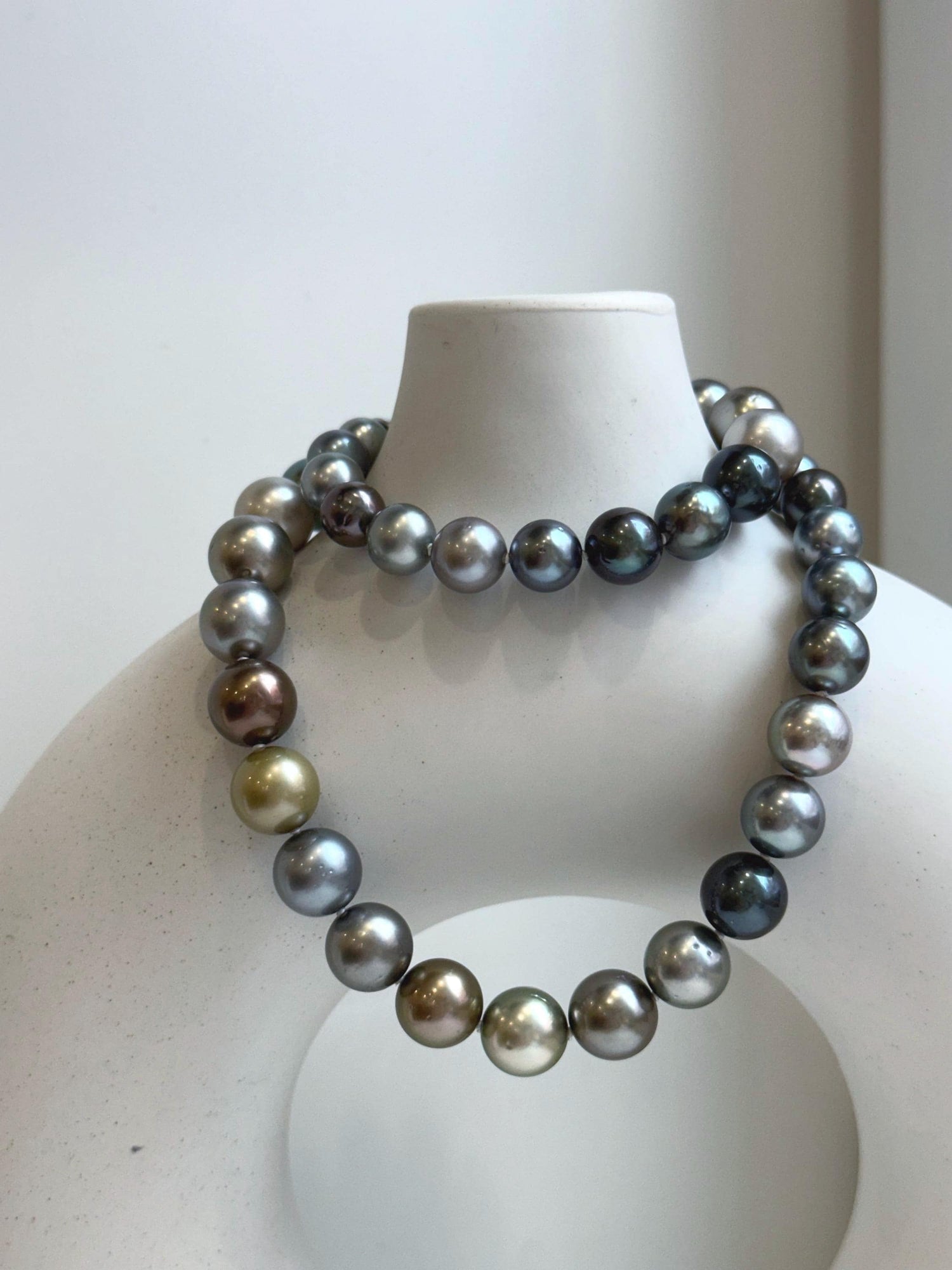 high quality Tahitian ocean pearls necklace
