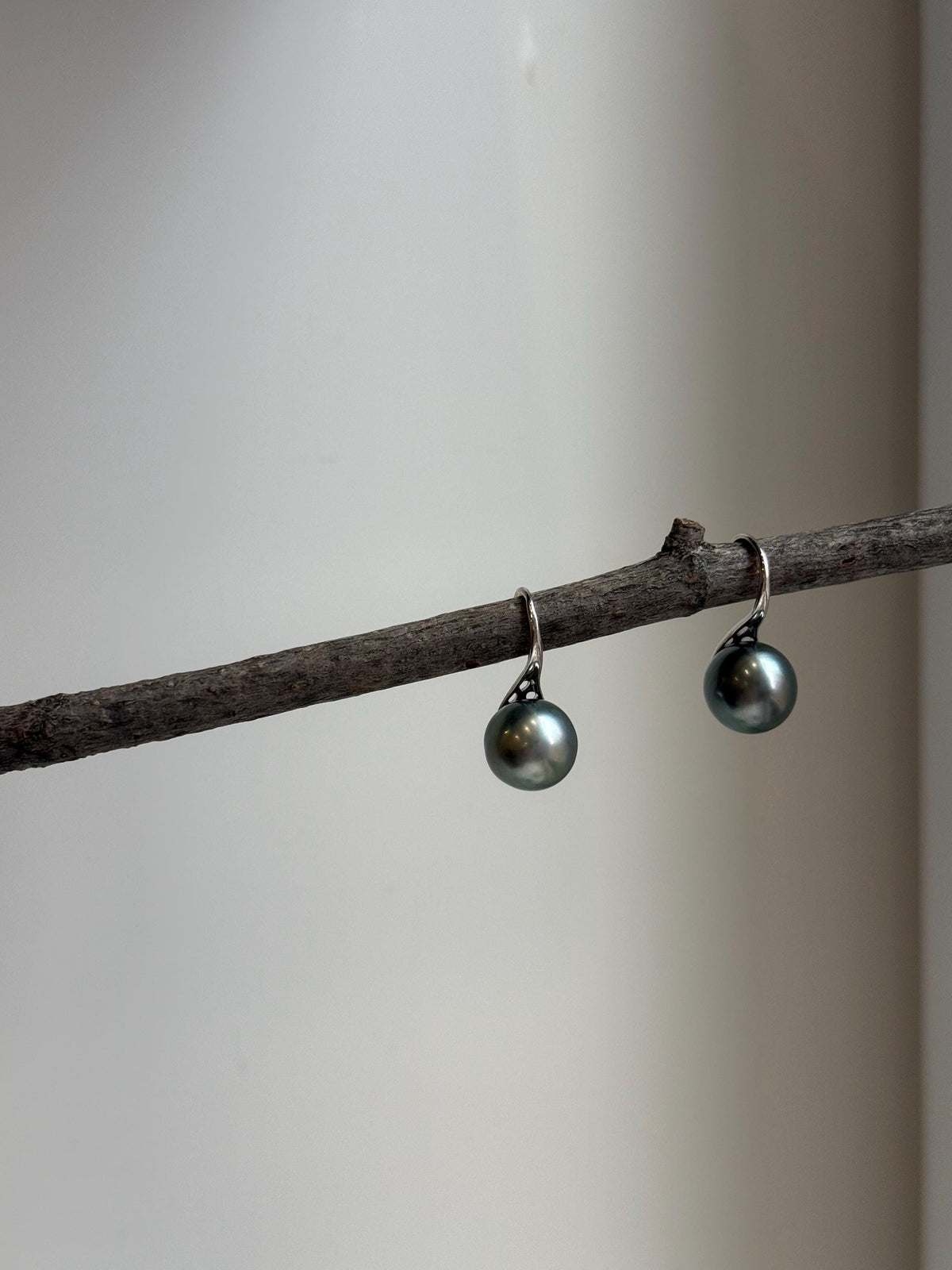 Elly’s 10mm Tahitian Platinum ocean Pearls High heel Earrings Hooks: Extreme luster Mirrored, 2.1cm high, S925 silver earrings hooks. gift for her daily office earrings