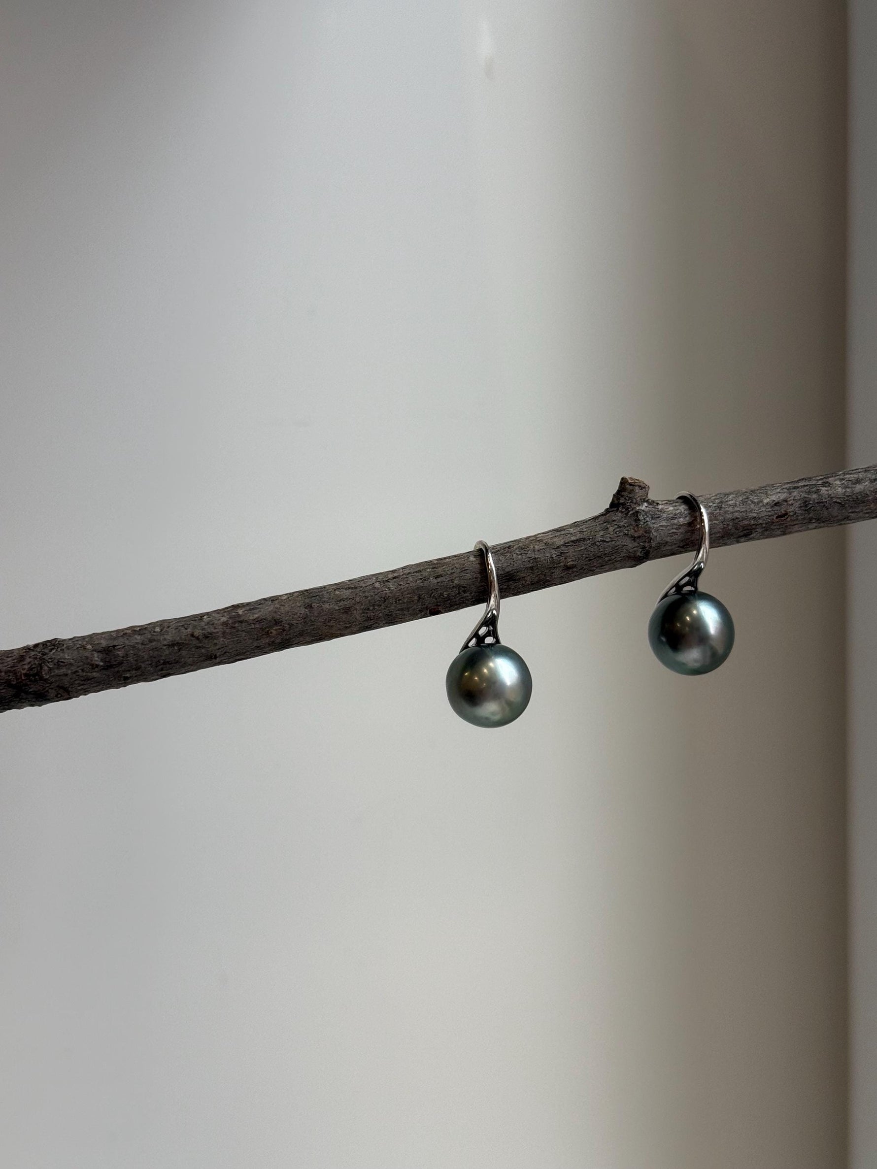 Elly’s 10mm Tahitian Platinum ocean Pearls High heel Earrings Hooks: Extreme luster Mirrored, 2.1cm high, S925 silver earrings hooks. gift for her daily office earrings
