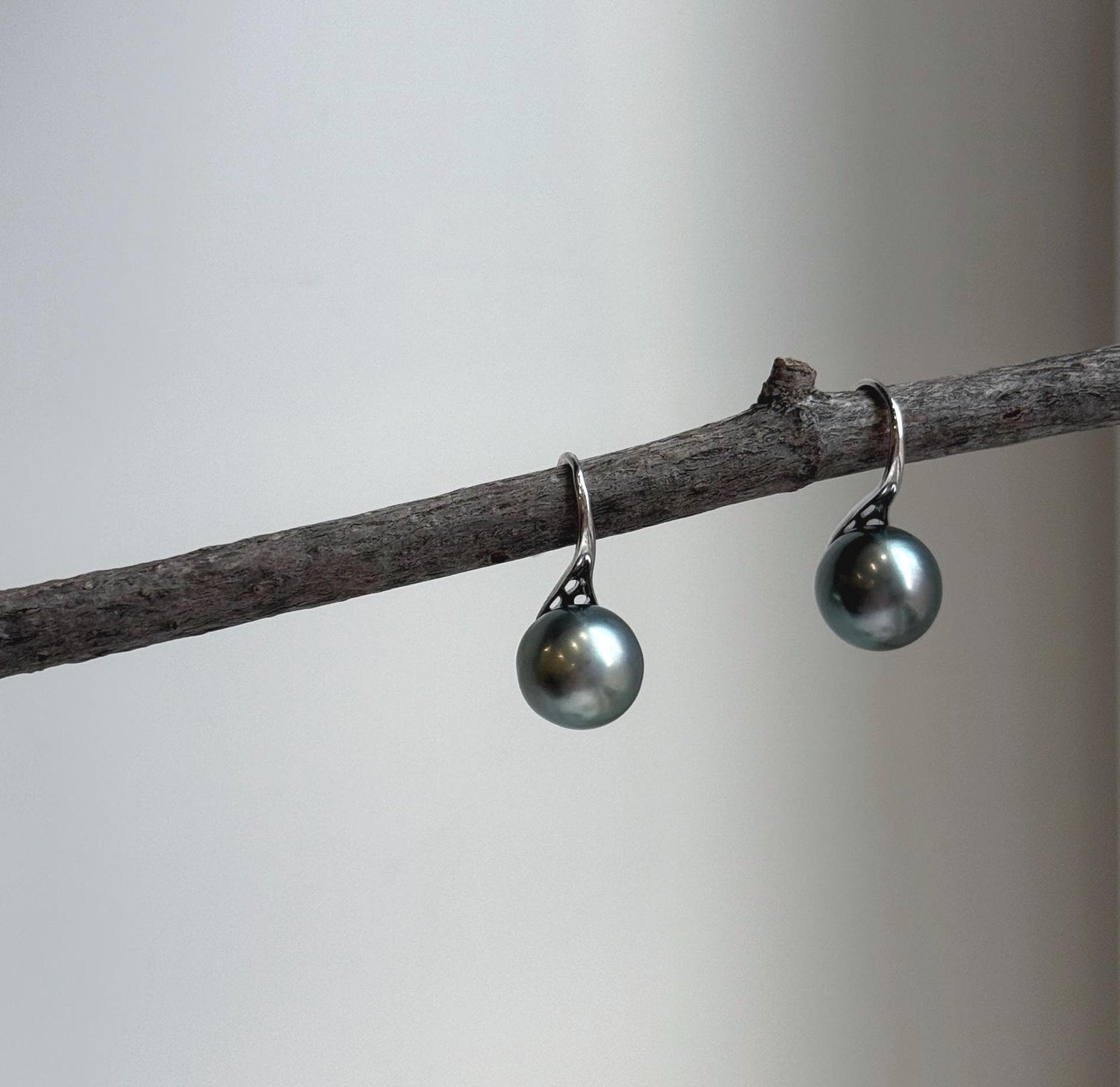 Elly’s 10mm Tahitian Platinum ocean Pearls High heel Earrings Hooks: Extreme luster Mirrored, 2.1cm high, S925 silver earrings hooks. gift for her