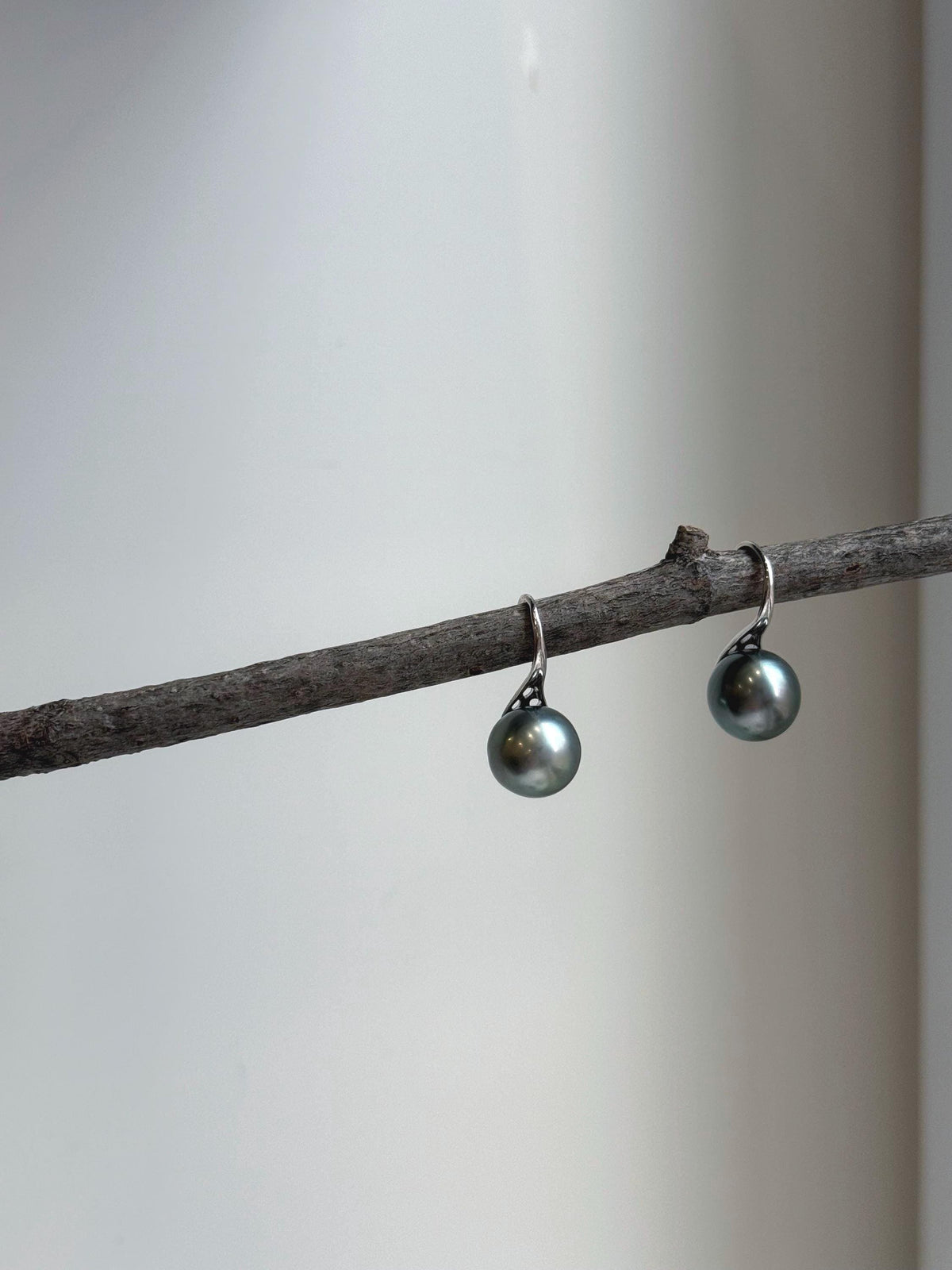 Elly’s 10mm Tahitian Platinum ocean Pearls High heel Earrings Hooks: Extreme luster Mirrored, 2.1cm high, S925 silver earrings hooks. gift for her daily office earrings